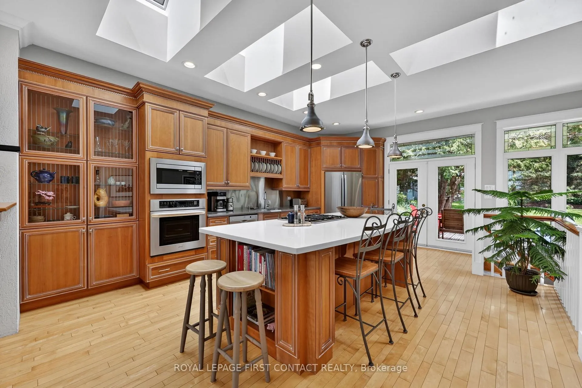 Photo 5 of 162 Kempenfelt Drive, Barrie, North Shore — HOMEH