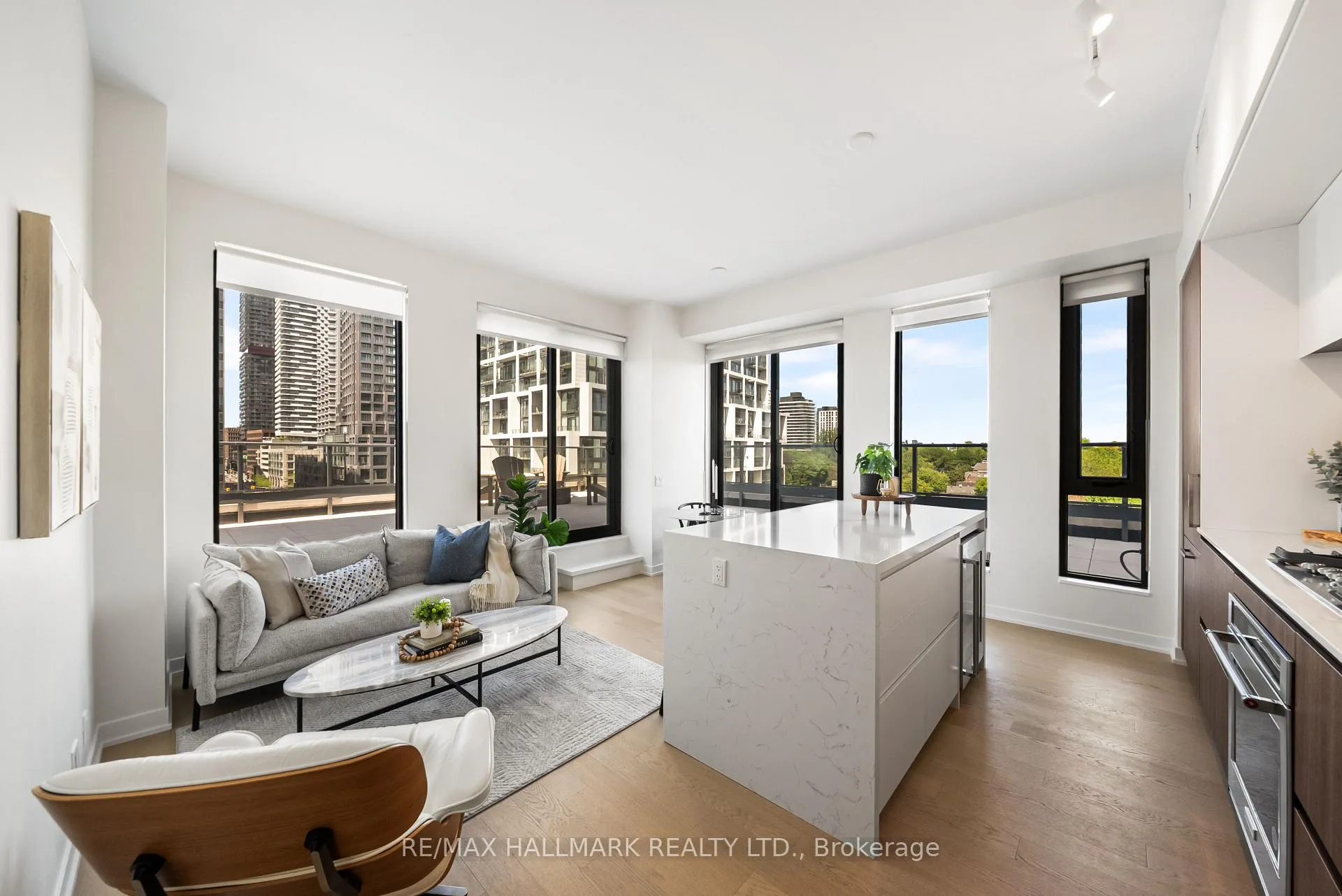 Front of Unit 703, 1 Hillsdale Avenue W