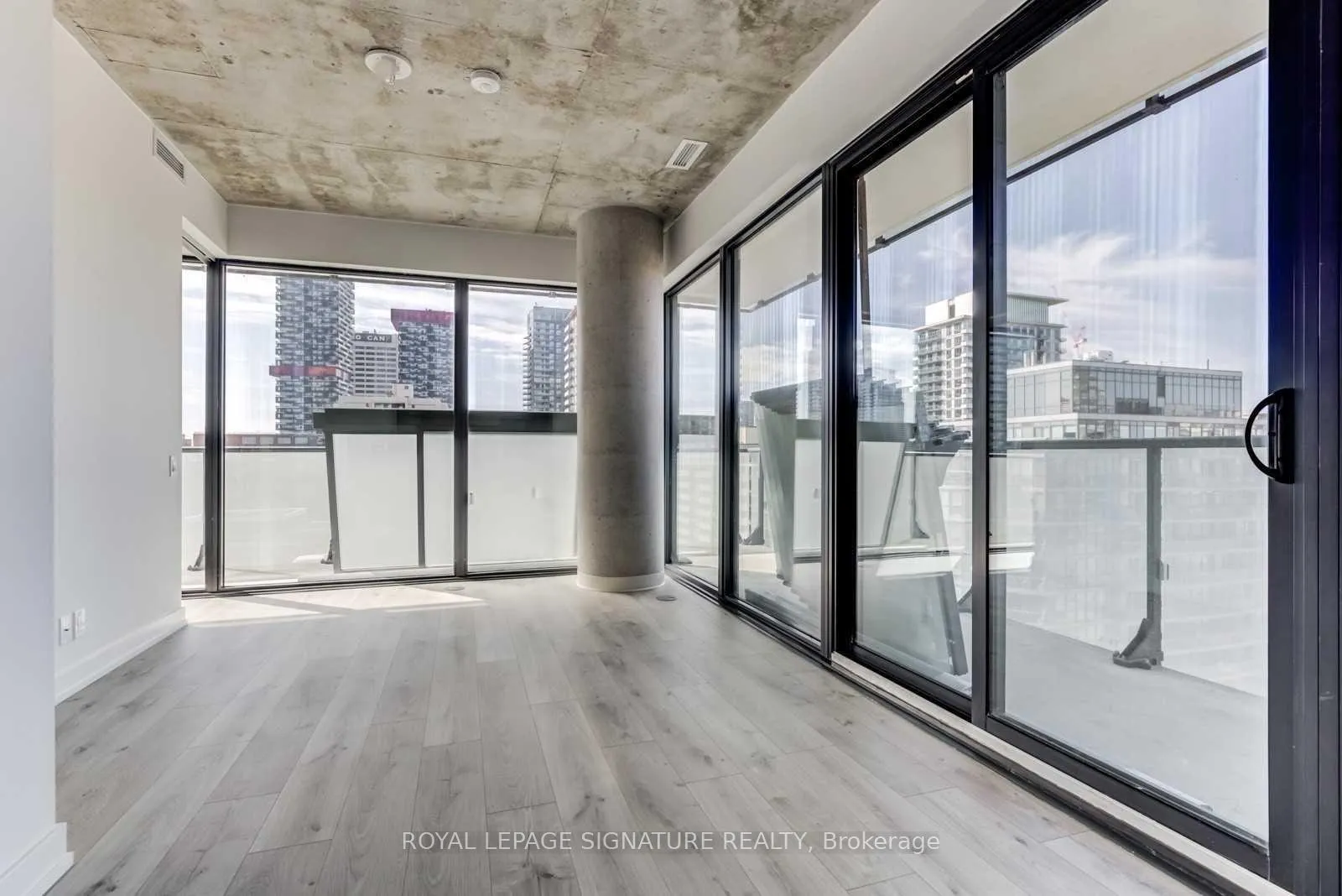 Photo 4 of Unit 903, 161 Roehampton Avenue, Toronto, Mount Pleasant West — HOMEH