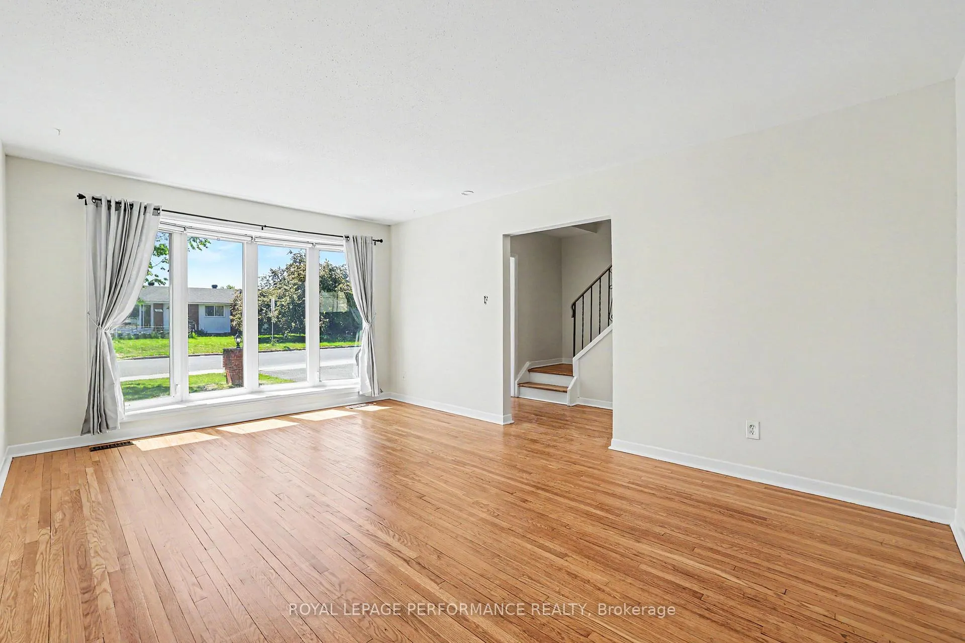 Photo 3 of 29 Aldercrest Drive, Ottawa, Meadowlands/Crestview — HOMEH