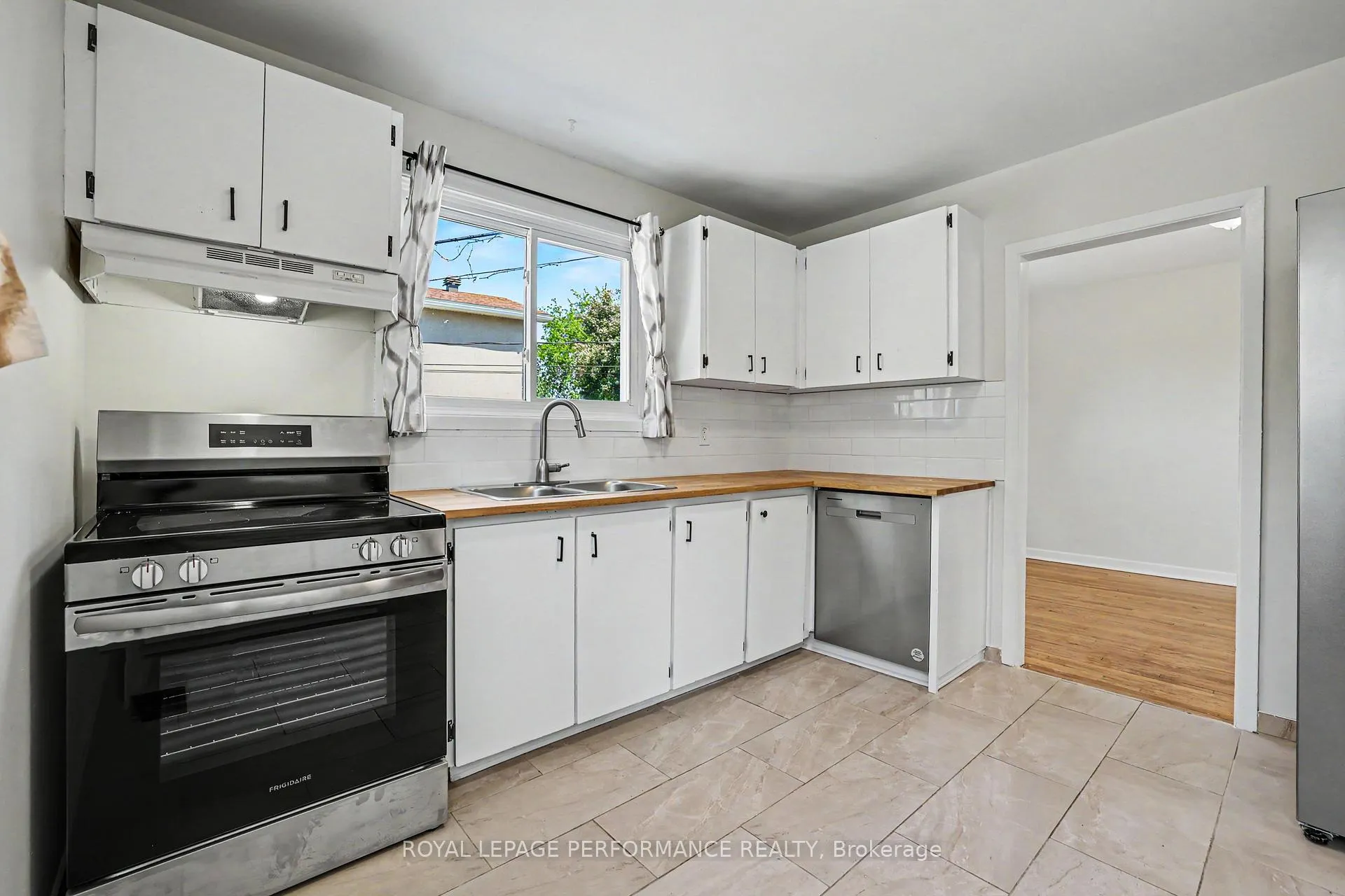 Photo 7 of 29 Aldercrest Drive, Ottawa, Meadowlands/Crestview — HOMEH