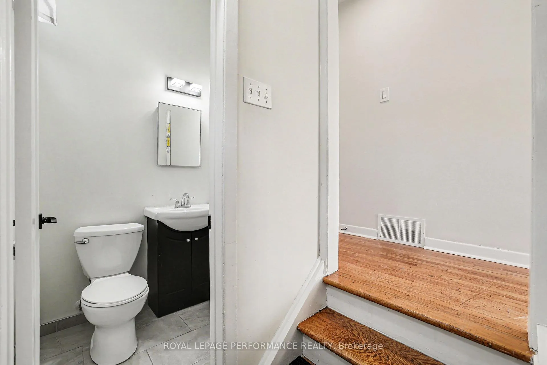 Photo 8 of 29 Aldercrest Drive, Ottawa, Meadowlands/Crestview — HOMEH
