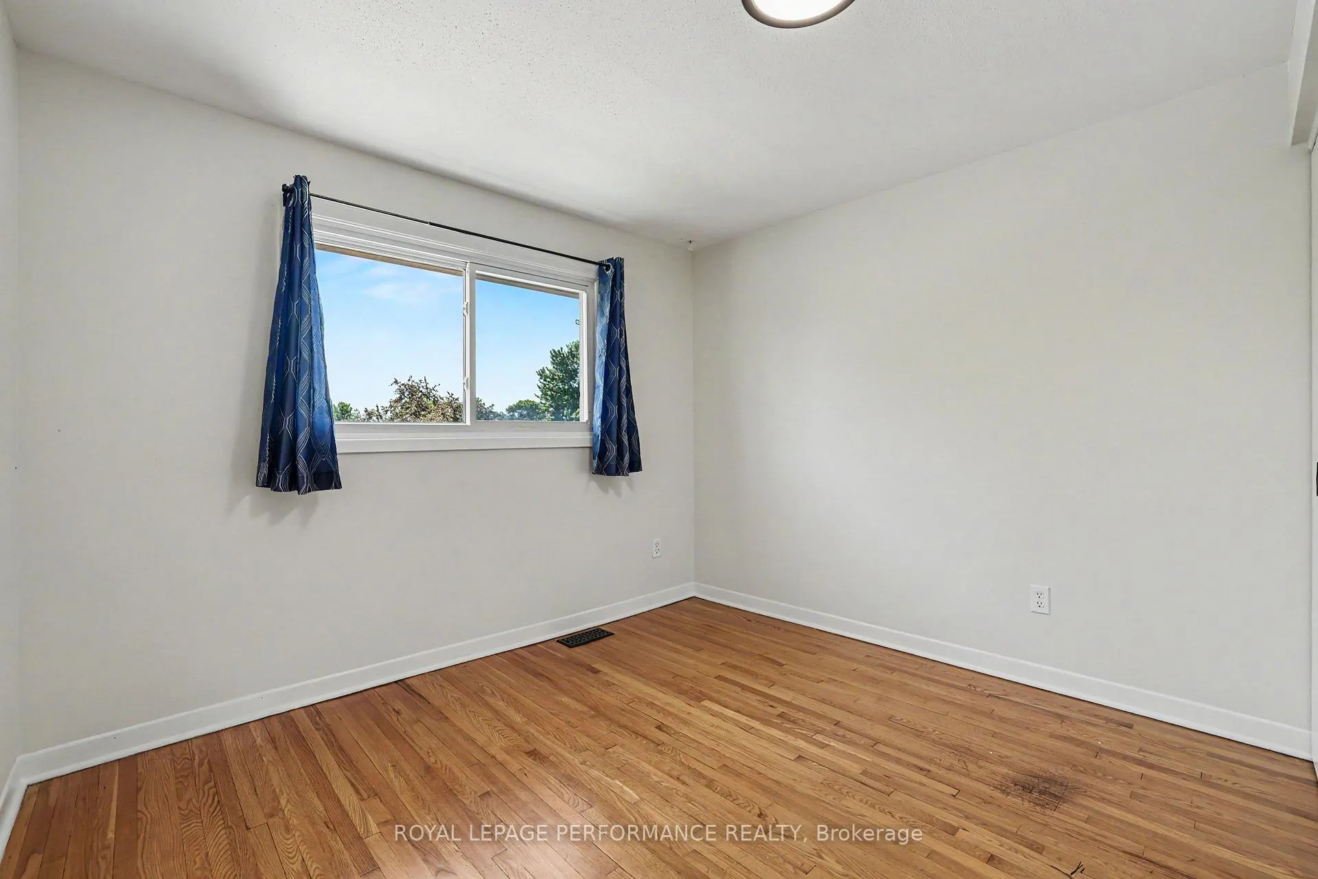 Photo 10 of 29 Aldercrest Drive, Ottawa, Meadowlands/Crestview — HOMEH