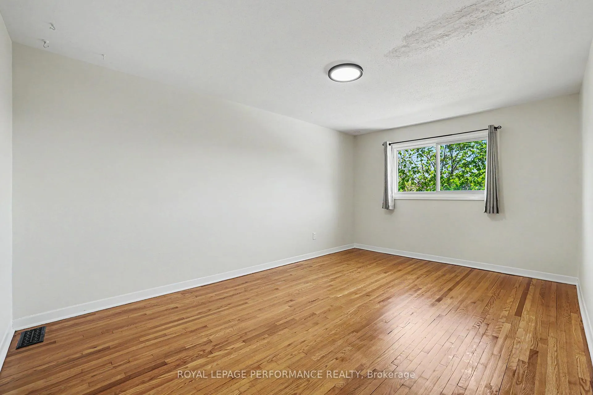 Photo 11 of 29 Aldercrest Drive, Ottawa, Meadowlands/Crestview — HOMEH