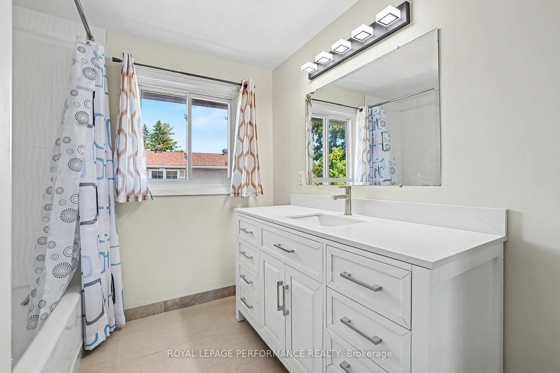 Photo 12 of 29 Aldercrest Drive, Ottawa, Meadowlands/Crestview — HOMEH