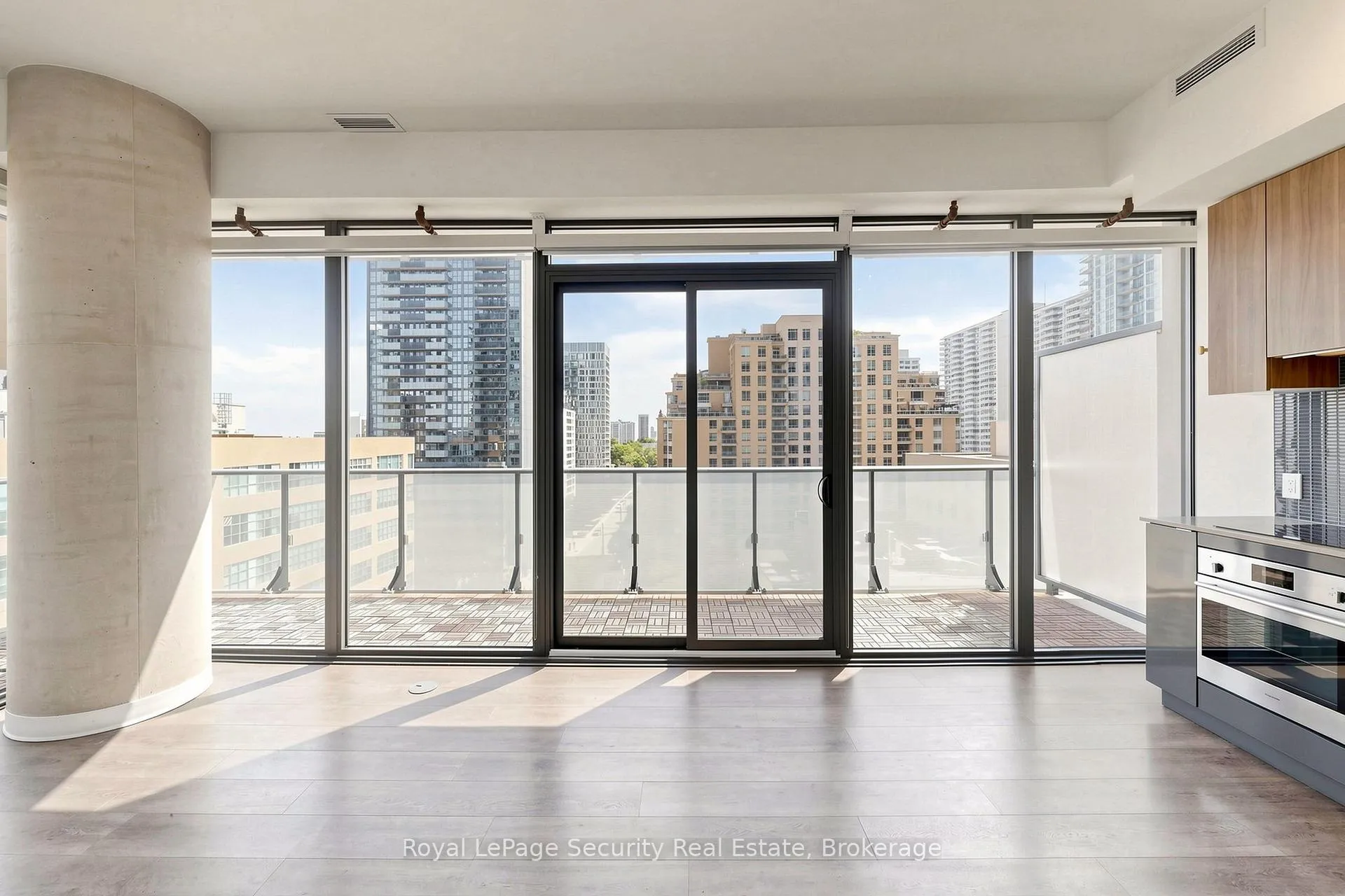 Photo 3 of Unit 910, 161 Roehampton Avenue, Toronto, Mount Pleasant West — HOMEH