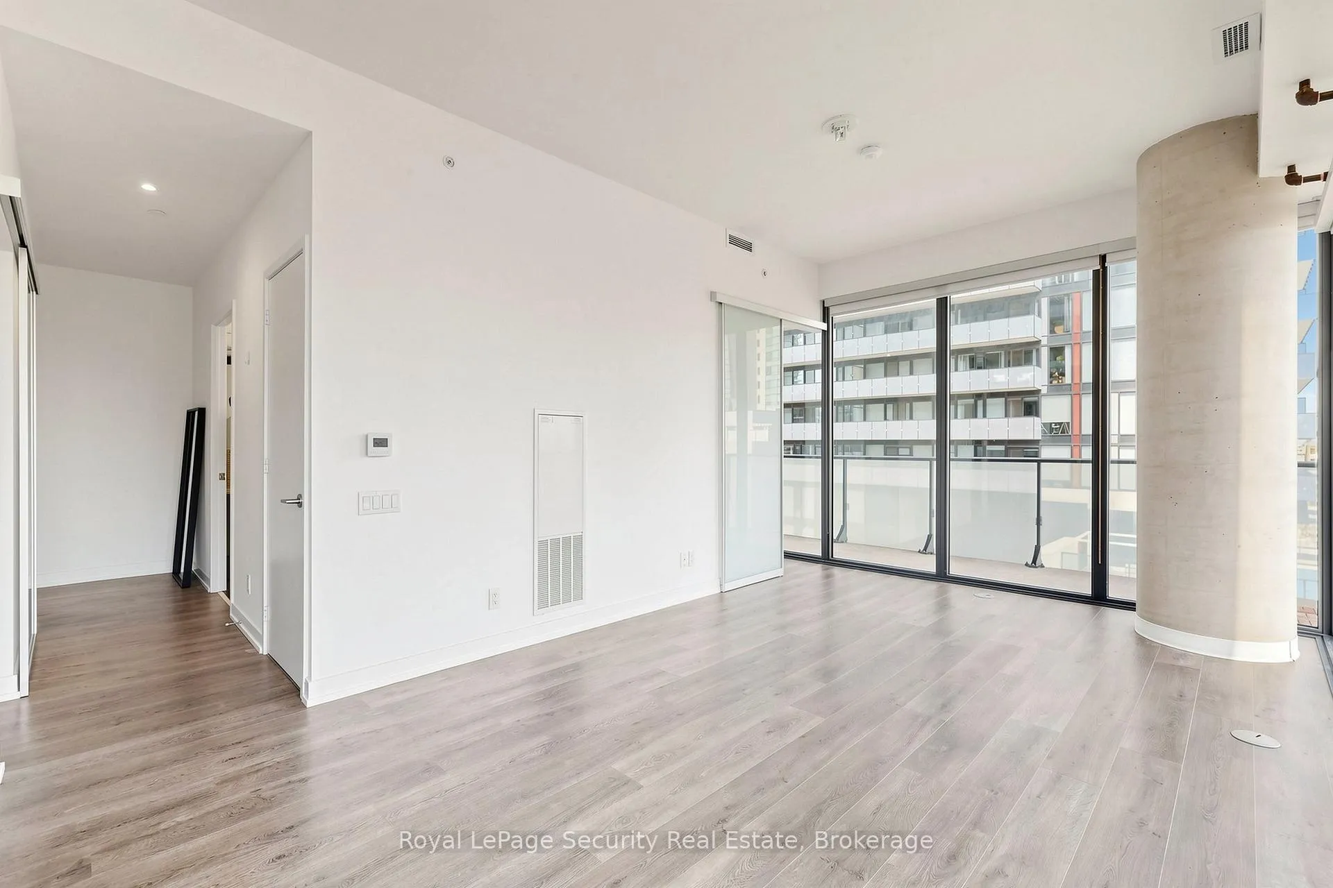 Photo 4 of Unit 910, 161 Roehampton Avenue, Toronto, Mount Pleasant West — HOMEH