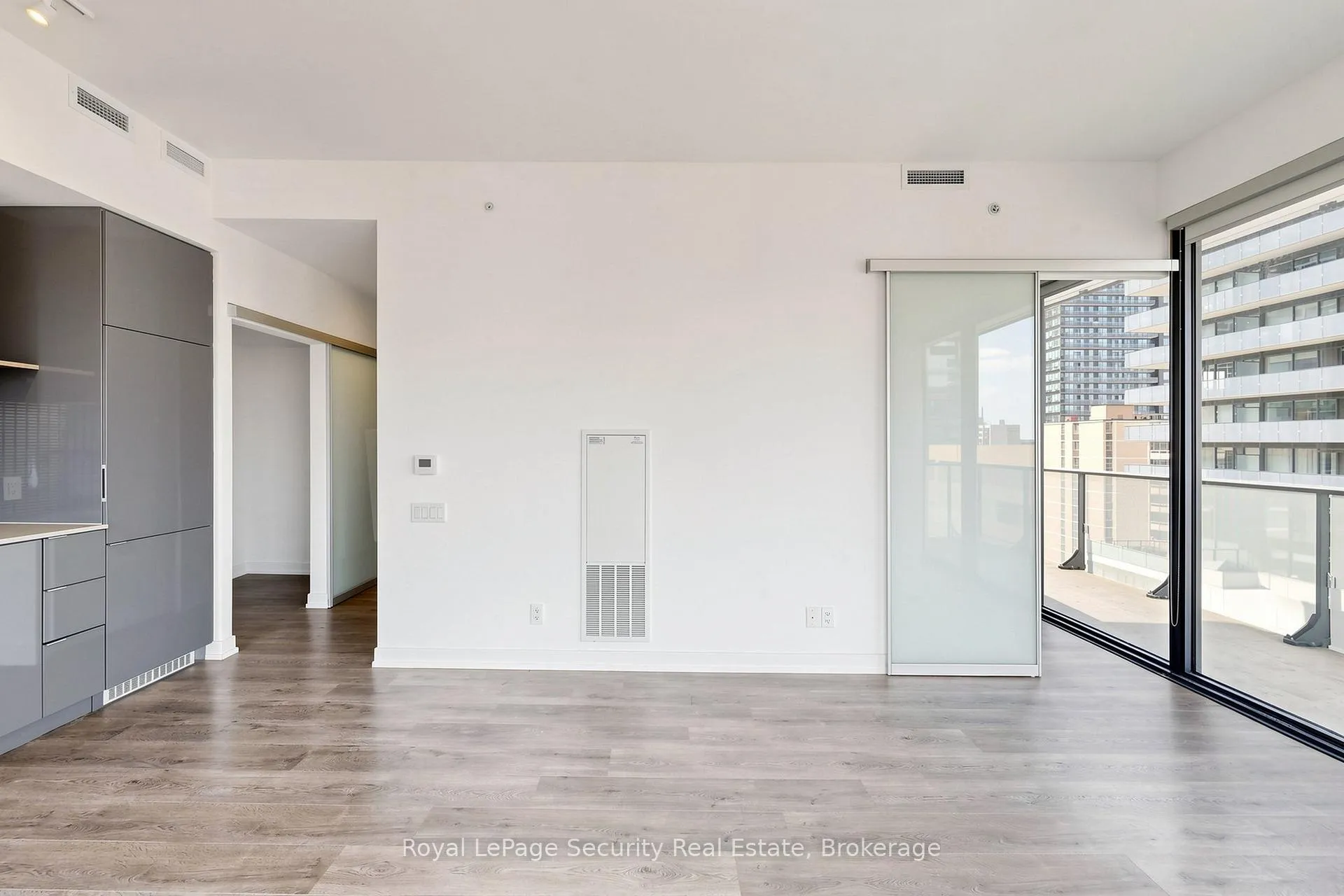 Photo 5 of Unit 910, 161 Roehampton Avenue, Toronto, Mount Pleasant West — HOMEH