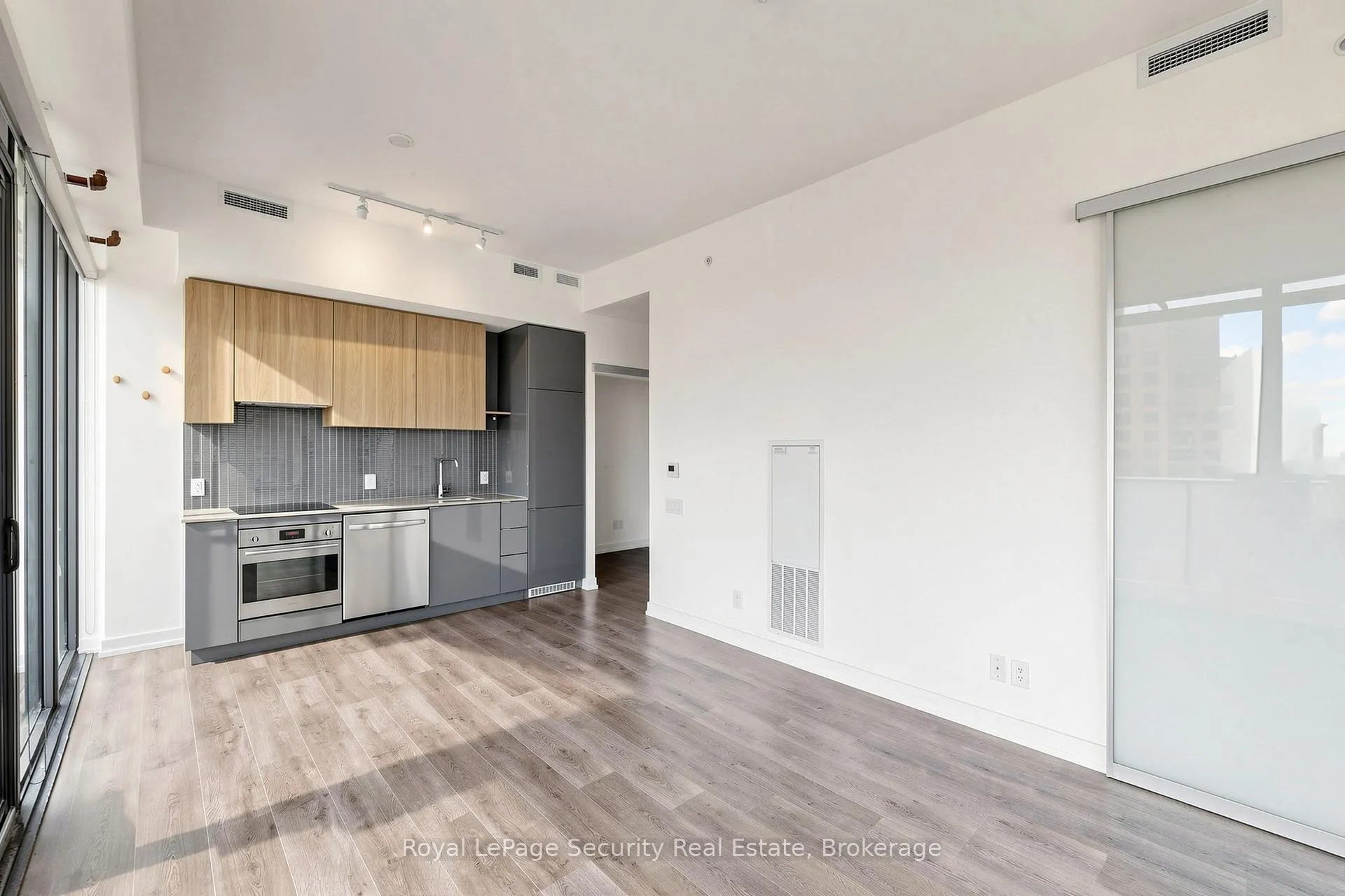 Photo 6 of Unit 910, 161 Roehampton Avenue, Toronto, Mount Pleasant West — HOMEH