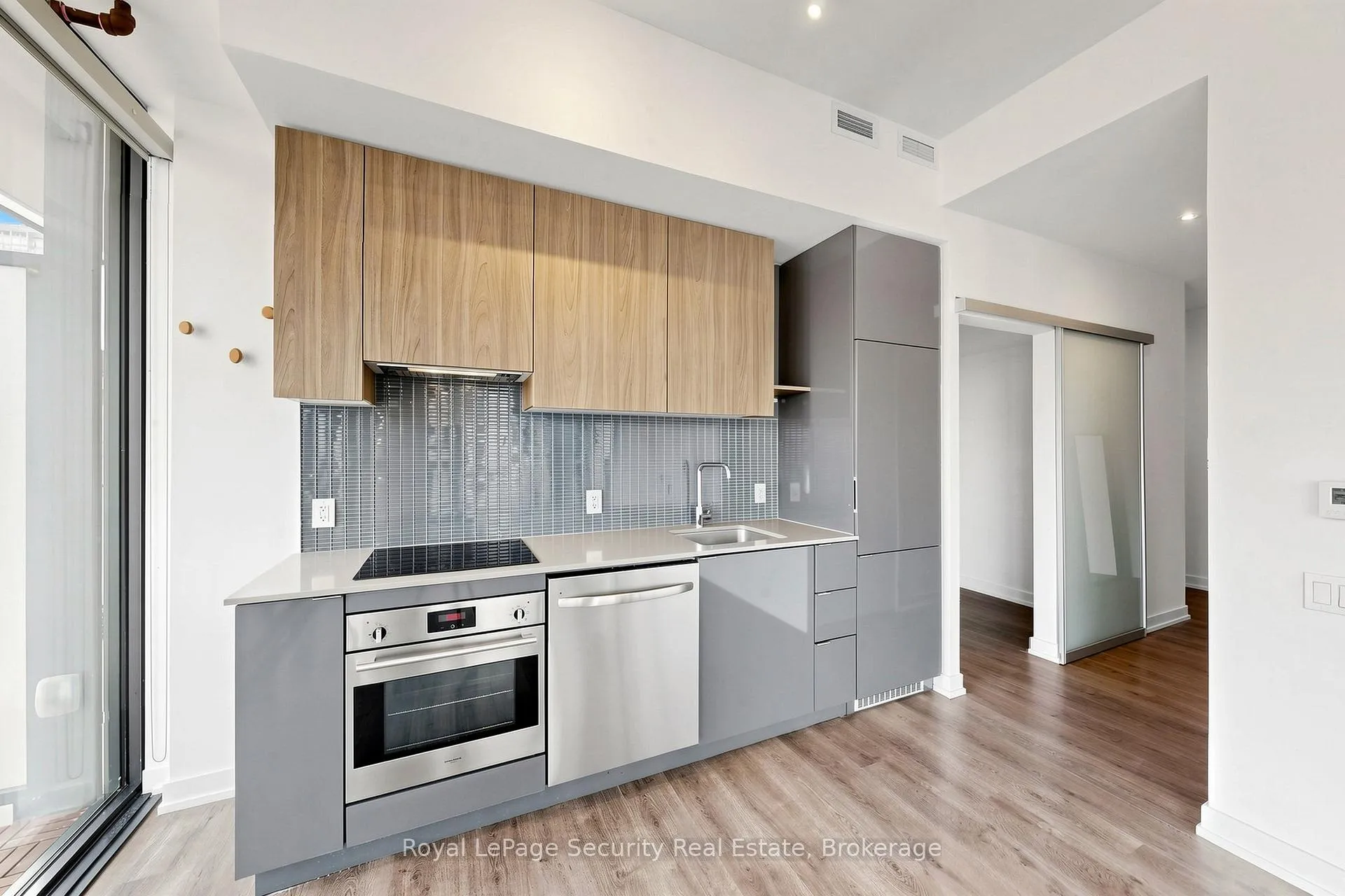 Photo 7 of Unit 910, 161 Roehampton Avenue, Toronto, Mount Pleasant West — HOMEH