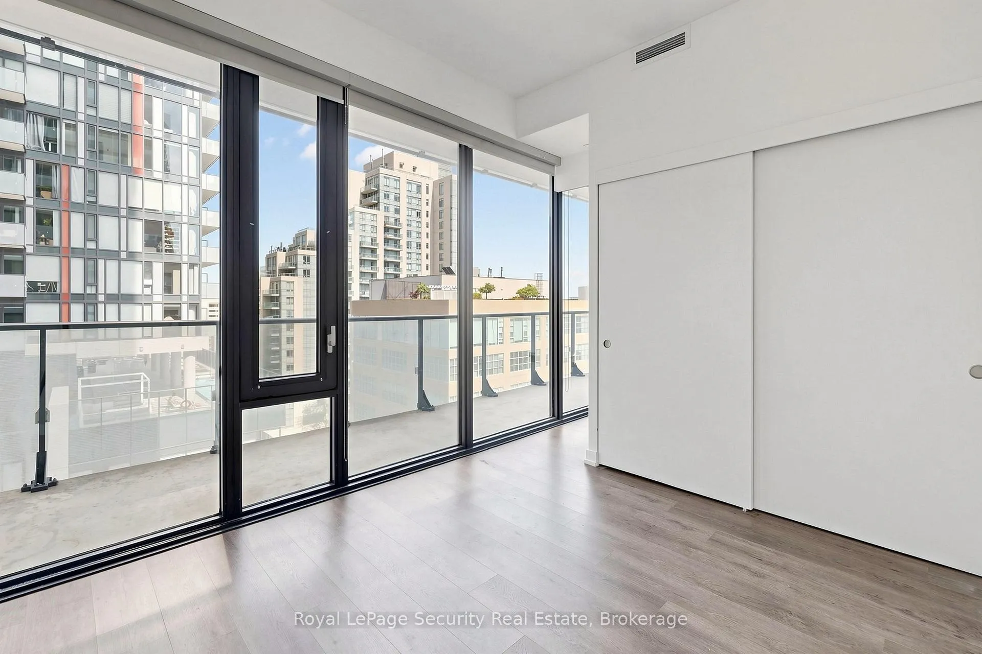 Photo 10 of Unit 910, 161 Roehampton Avenue, Toronto, Mount Pleasant West — HOMEH