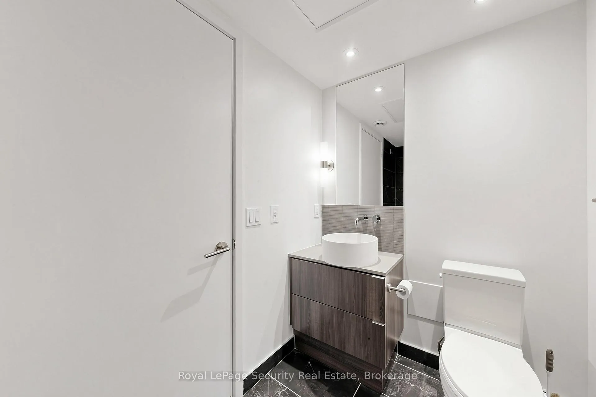 Photo 11 of Unit 910, 161 Roehampton Avenue, Toronto, Mount Pleasant West — HOMEH