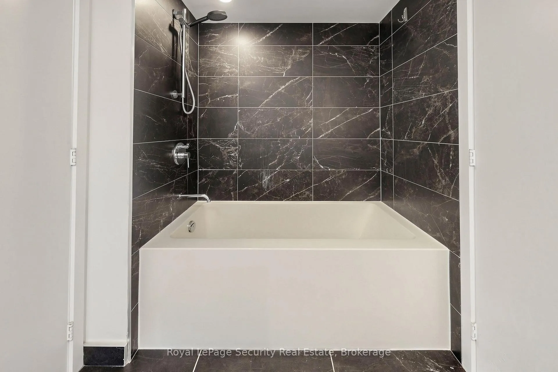 Photo 12 of Unit 910, 161 Roehampton Avenue, Toronto, Mount Pleasant West — HOMEH