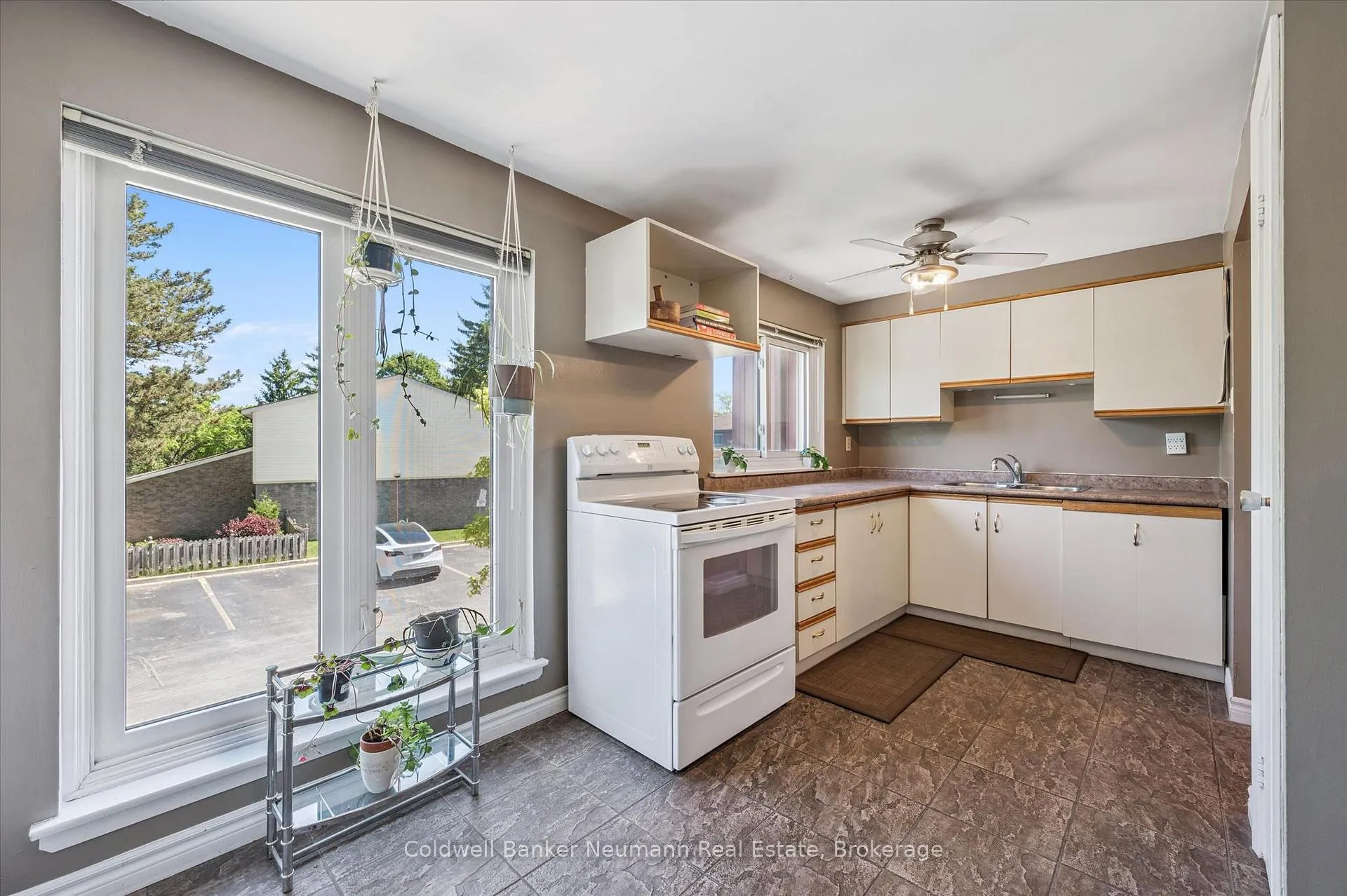 Photo 8 of Unit 2, 2 Worton Avenue, Guelph, Willow West/Sugarbush/West Acres — HOMEH