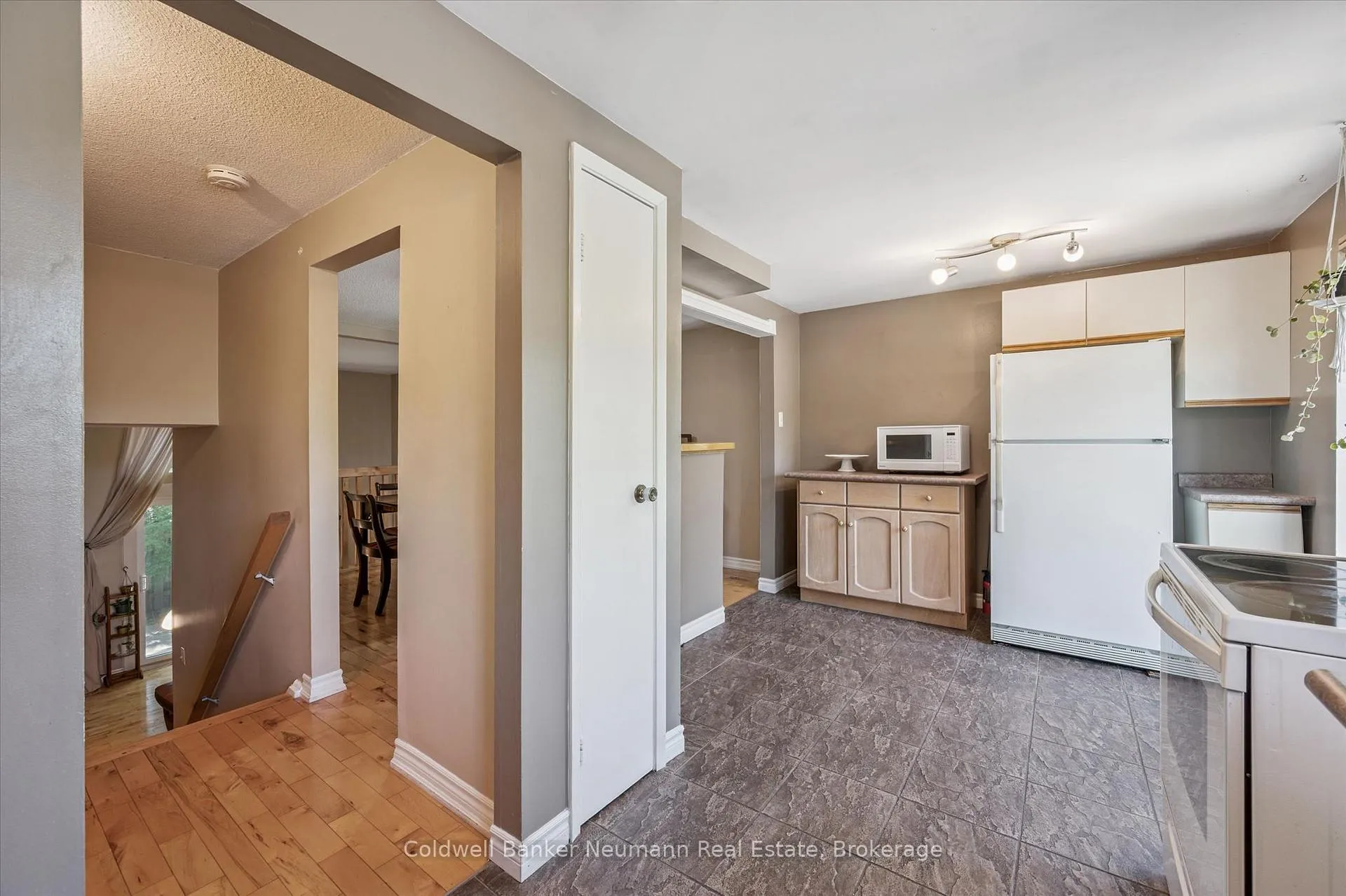 Photo 10 of Unit 2, 2 Worton Avenue, Guelph, Willow West/Sugarbush/West Acres — HOMEH