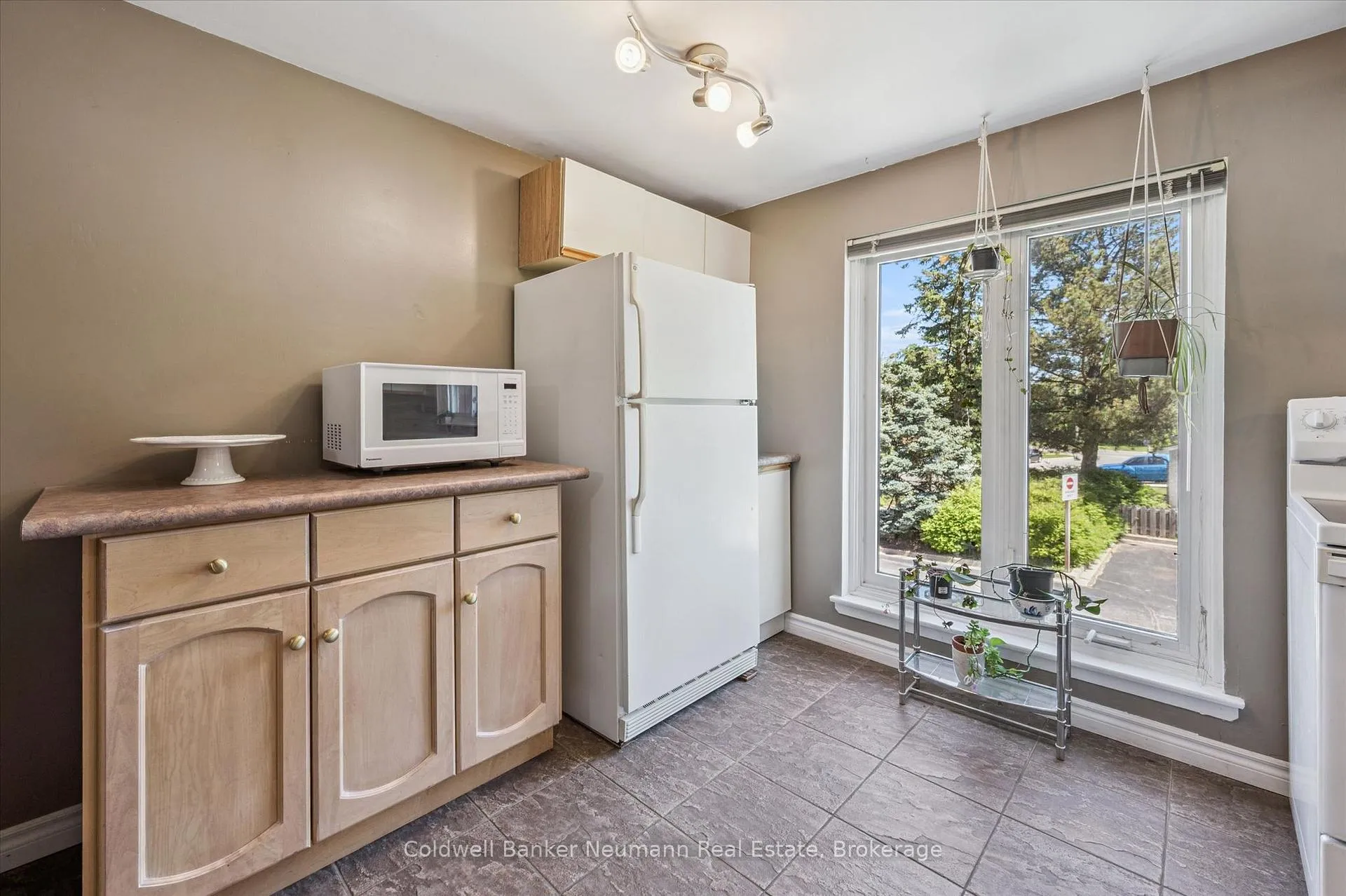 Photo 11 of Unit 2, 2 Worton Avenue, Guelph, Willow West/Sugarbush/West Acres — HOMEH