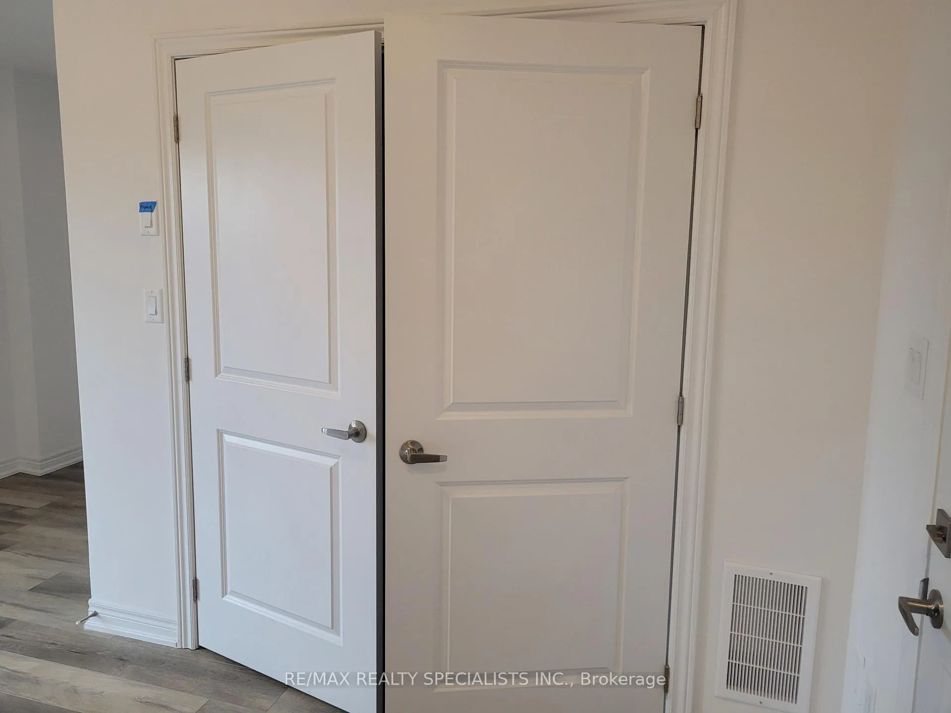 Photo 3 of Unit 4, 120 Court Drive, Brant, Paris — HOMEH