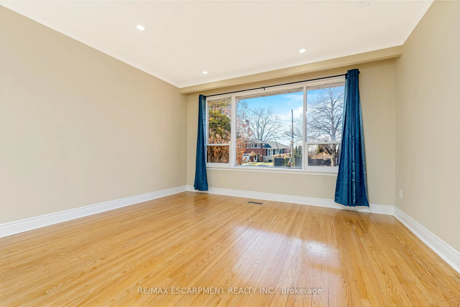 Photo 7 of 113 Poynter Drive, Etobicoke, Kingsview Village-The Westway — HOMEH