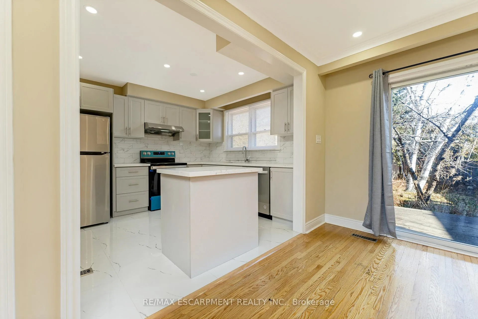 Photo 12 of 113 Poynter Drive, Etobicoke, Kingsview Village-The Westway — HOMEH