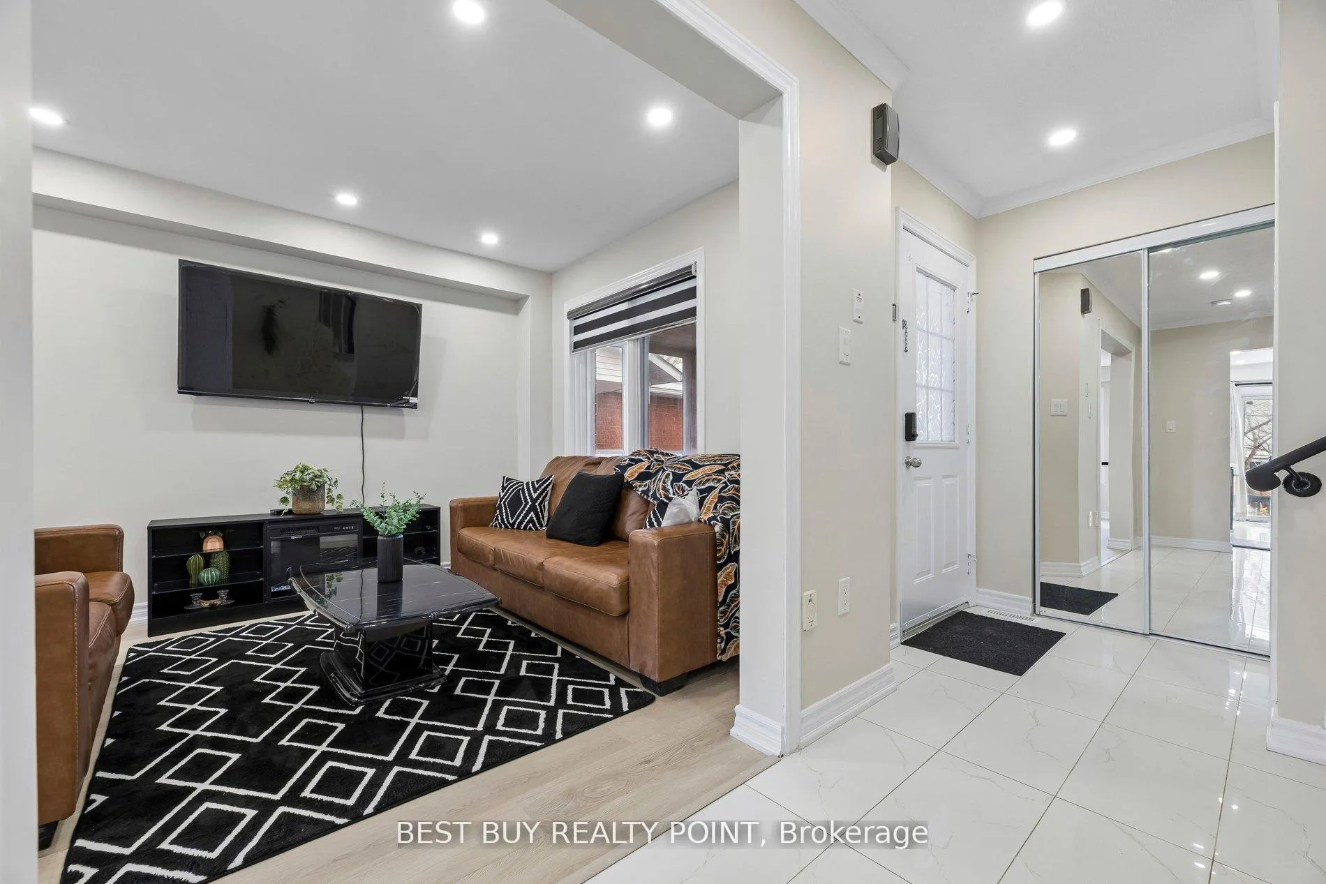 Photo 2 of 16 Fry Crescent, Clarington, Bowmanville — HOMEH