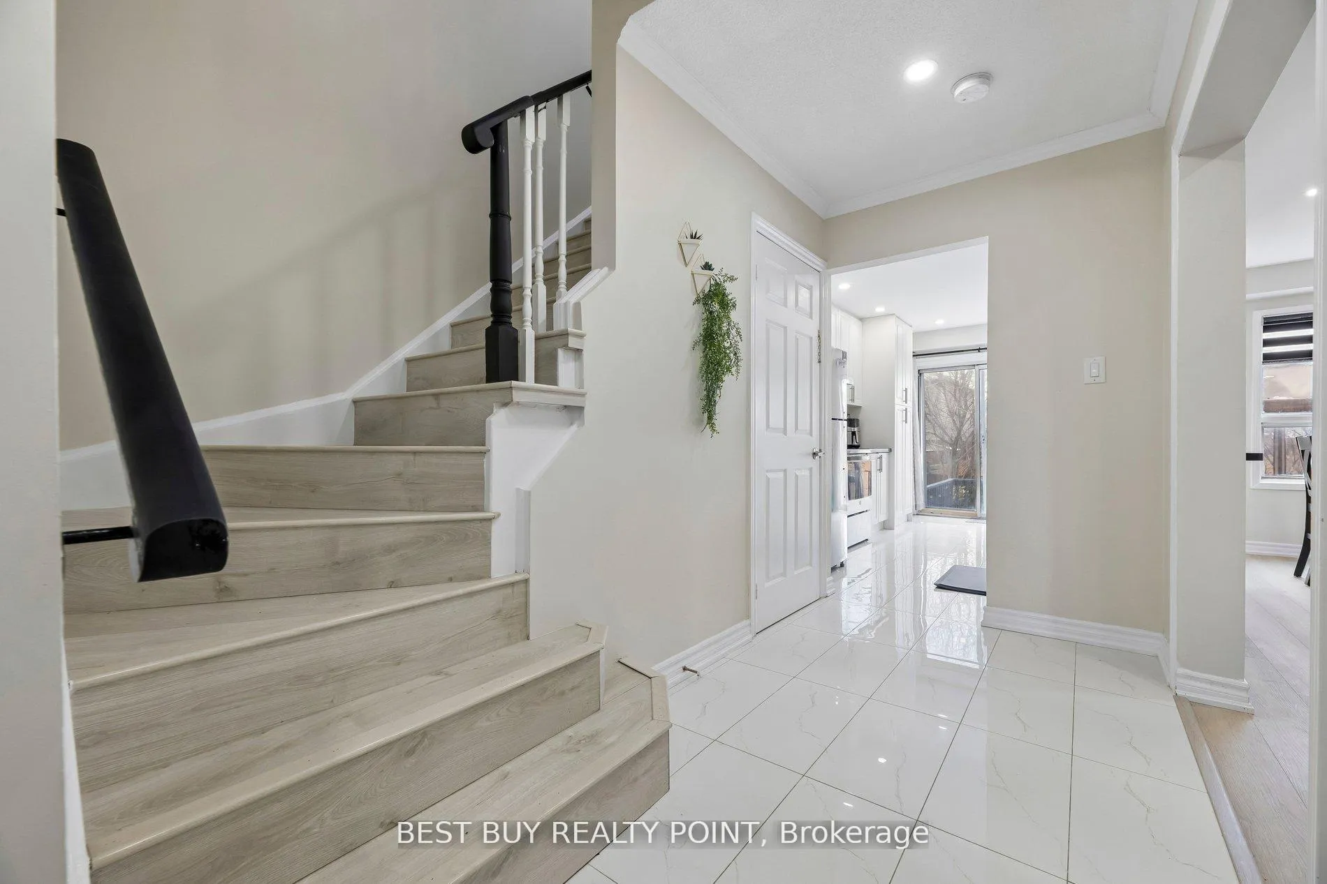 Photo 3 of 16 Fry Crescent, Clarington, Bowmanville — HOMEH
