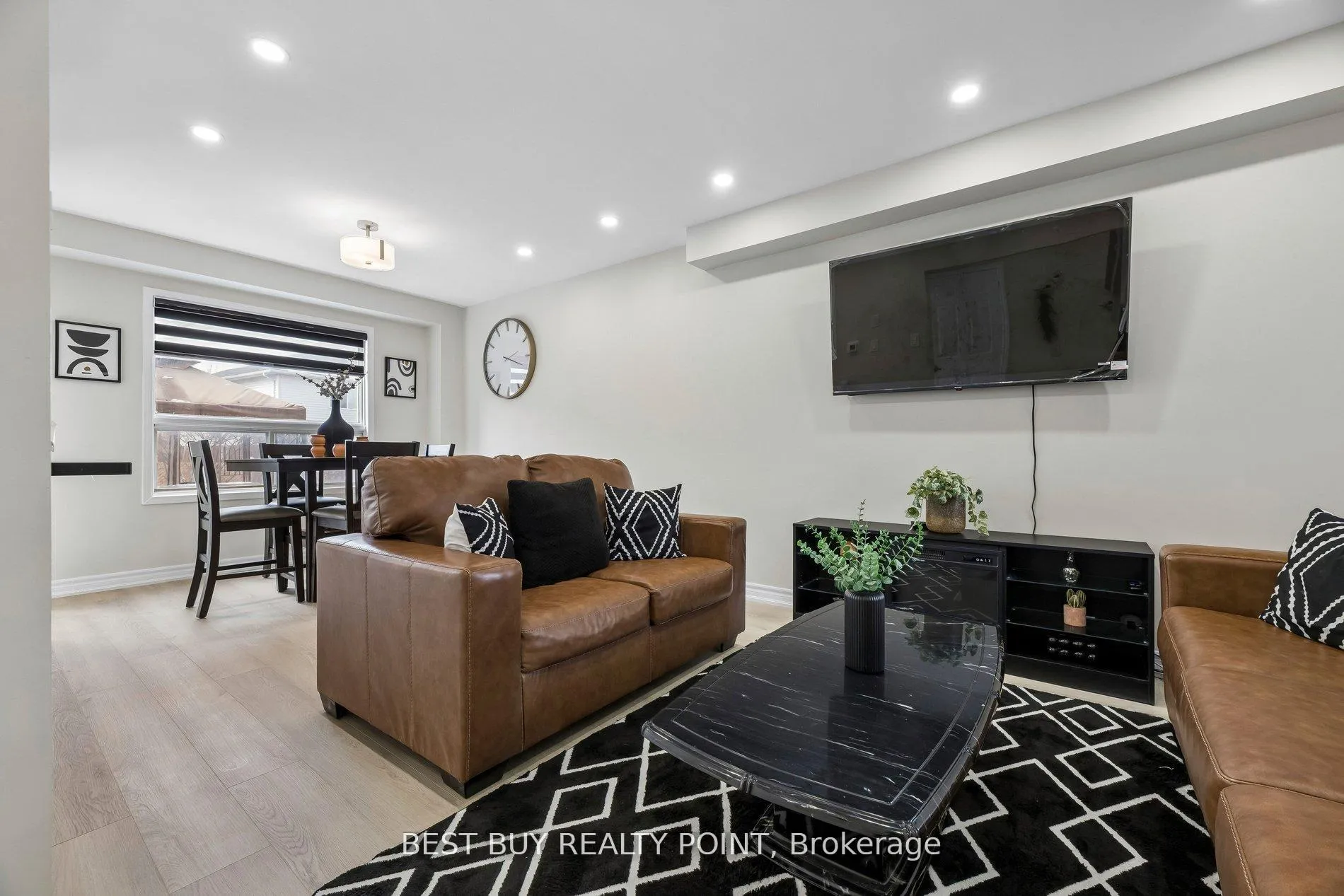 Photo 4 of 16 Fry Crescent, Clarington, Bowmanville — HOMEH