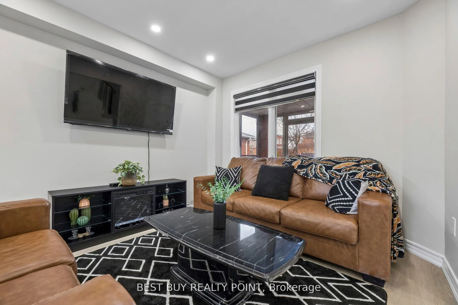 Photo 5 of 16 Fry Crescent, Clarington, Bowmanville — HOMEH