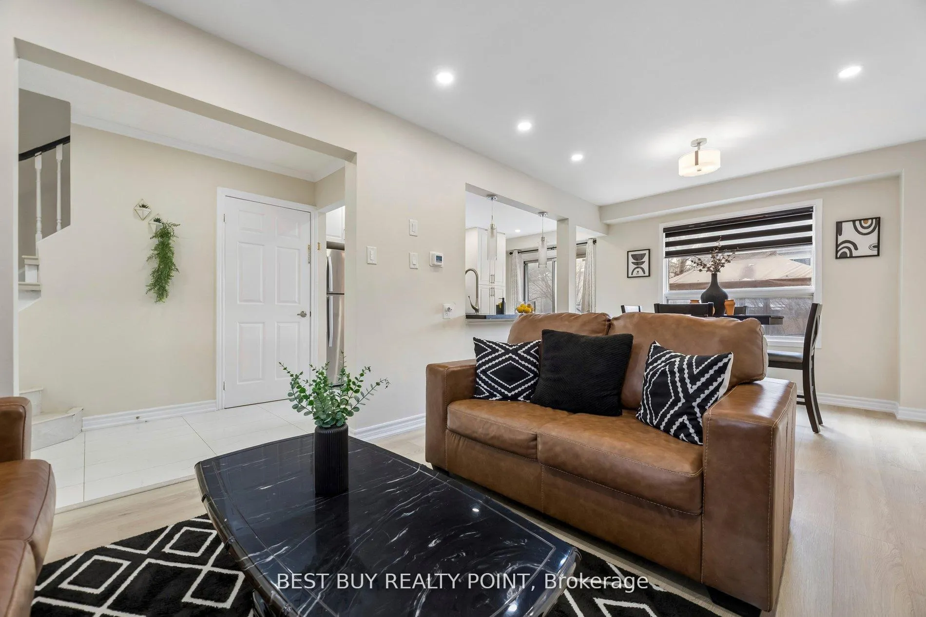 Photo 7 of 16 Fry Crescent, Clarington, Bowmanville — HOMEH