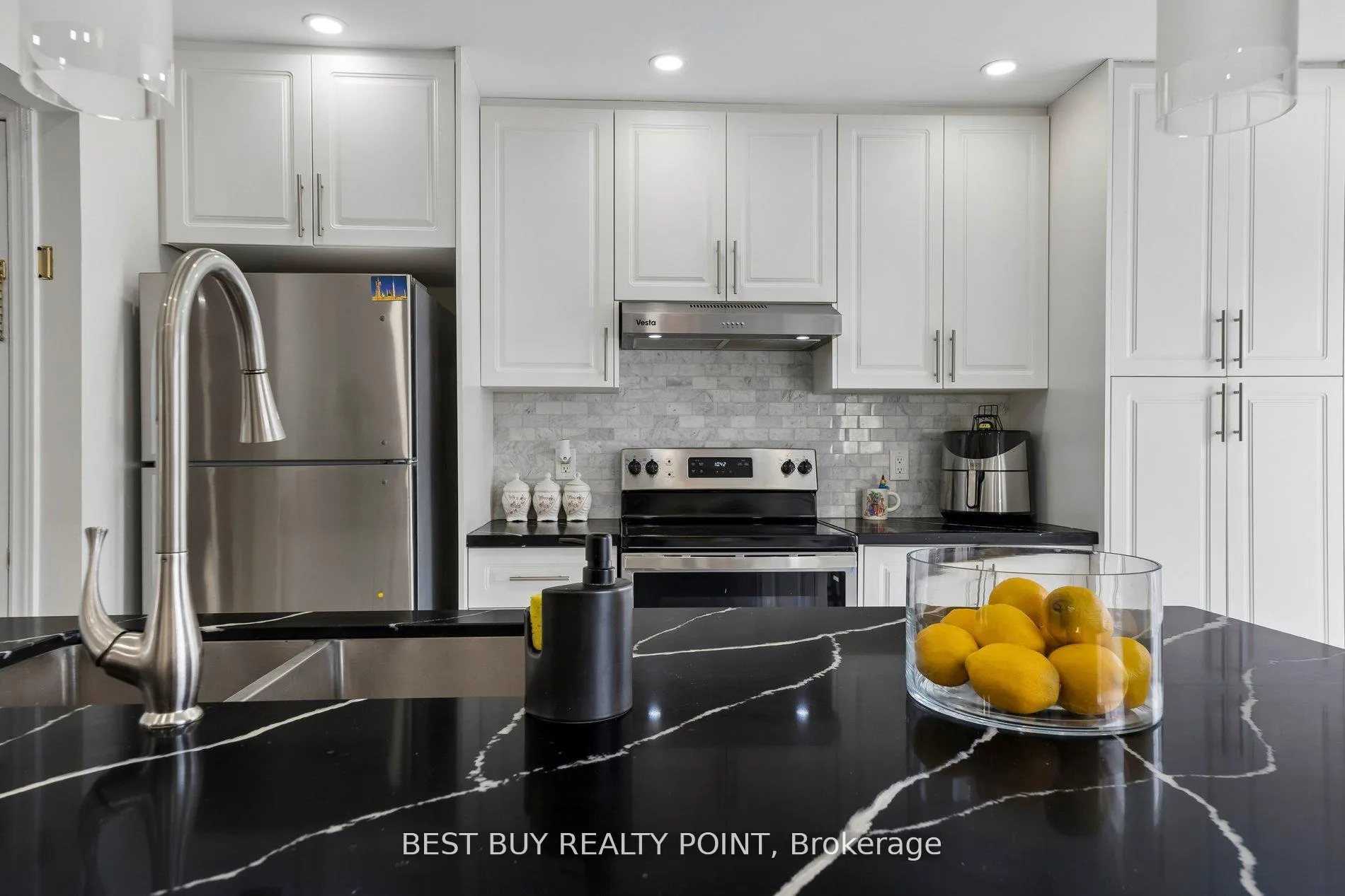 Photo 10 of 16 Fry Crescent, Clarington, Bowmanville — HOMEH