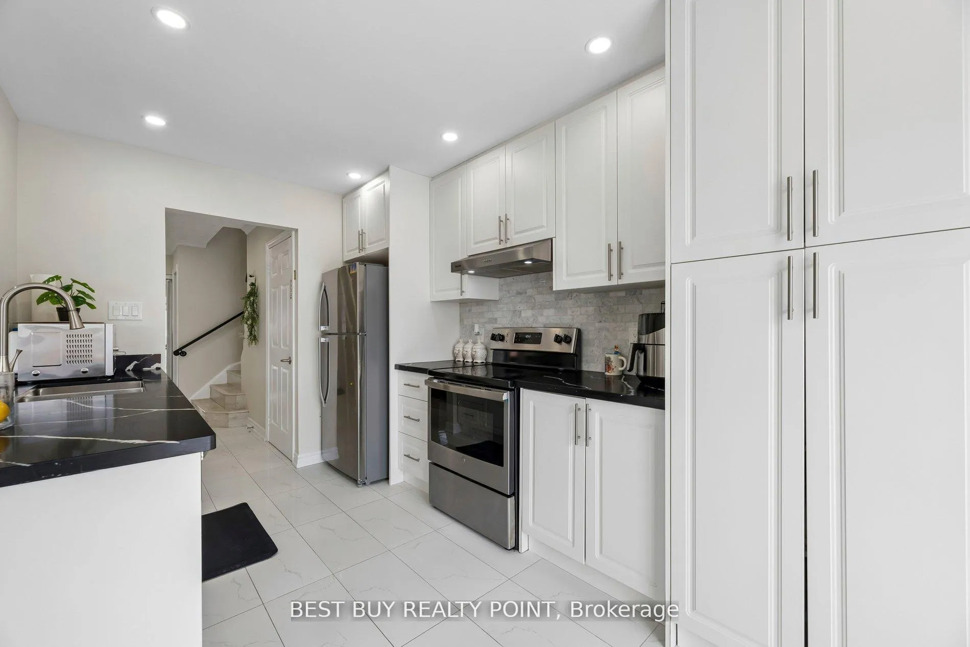 Photo 12 of 16 Fry Crescent, Clarington, Bowmanville — HOMEH