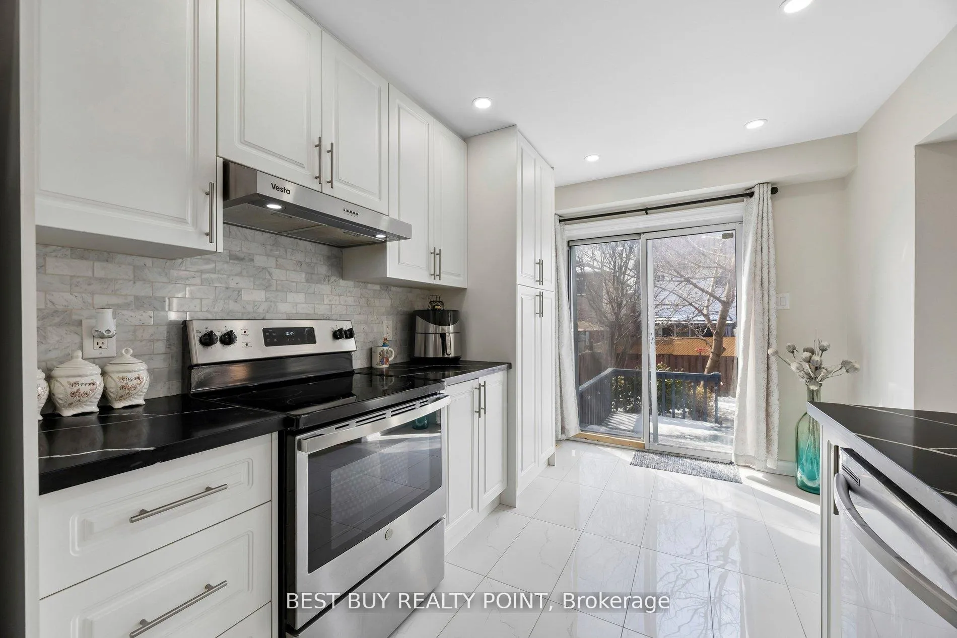 Photo 14 of 16 Fry Crescent, Clarington, Bowmanville — HOMEH