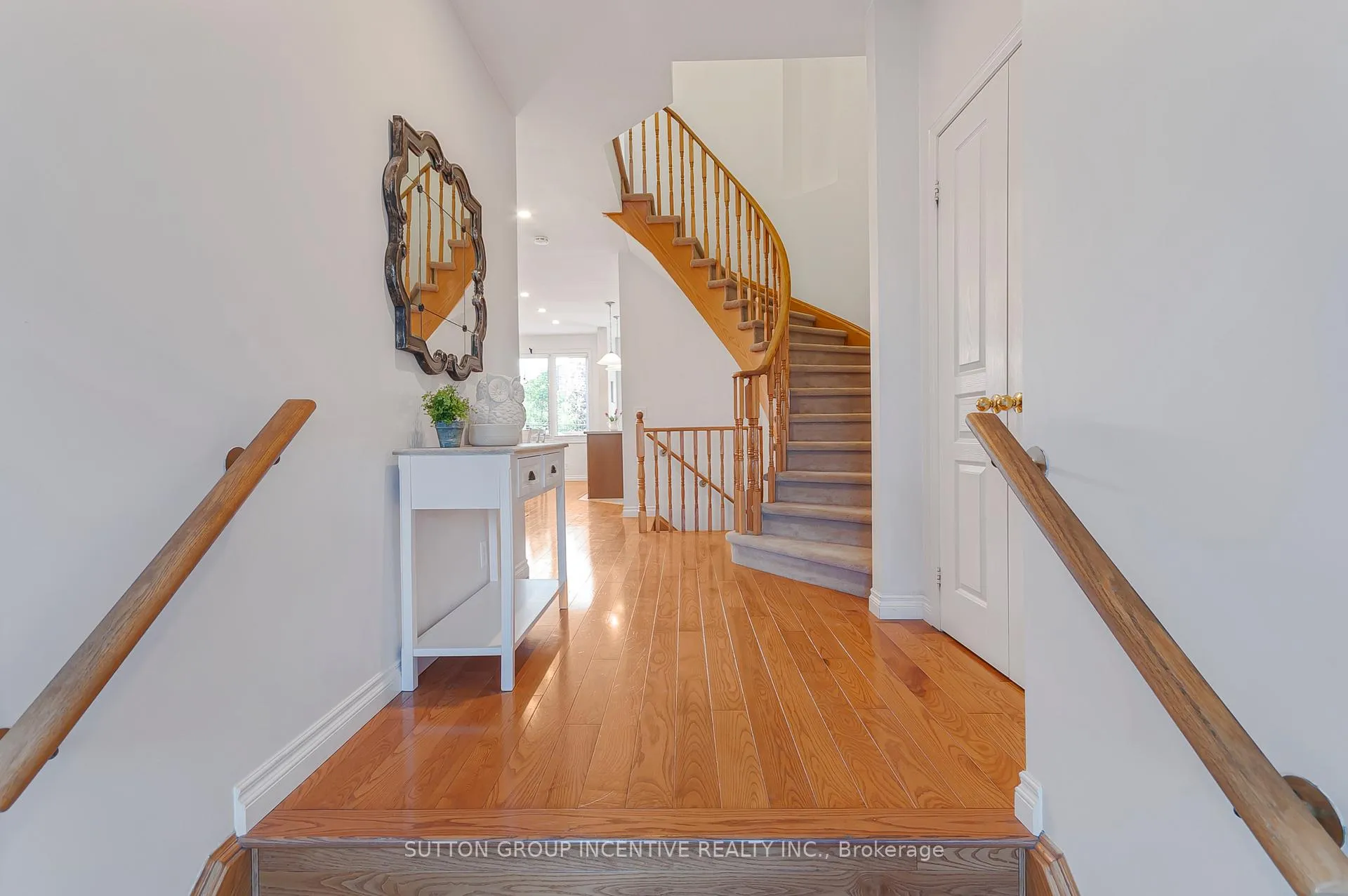 Photo 4 of 119 Thatcher Crescent, East Gwillimbury, Rural East Gwillimbury — HOMEH