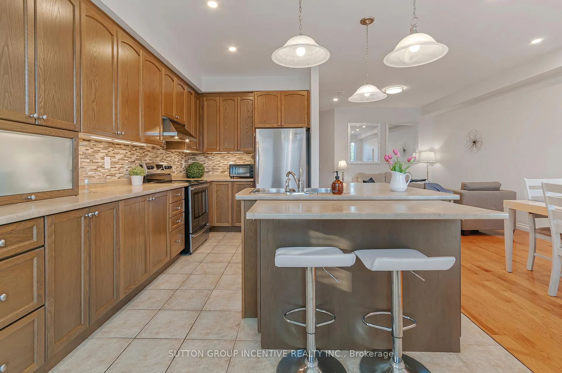 Photo 10 of 119 Thatcher Crescent, East Gwillimbury, Rural East Gwillimbury — HOMEH