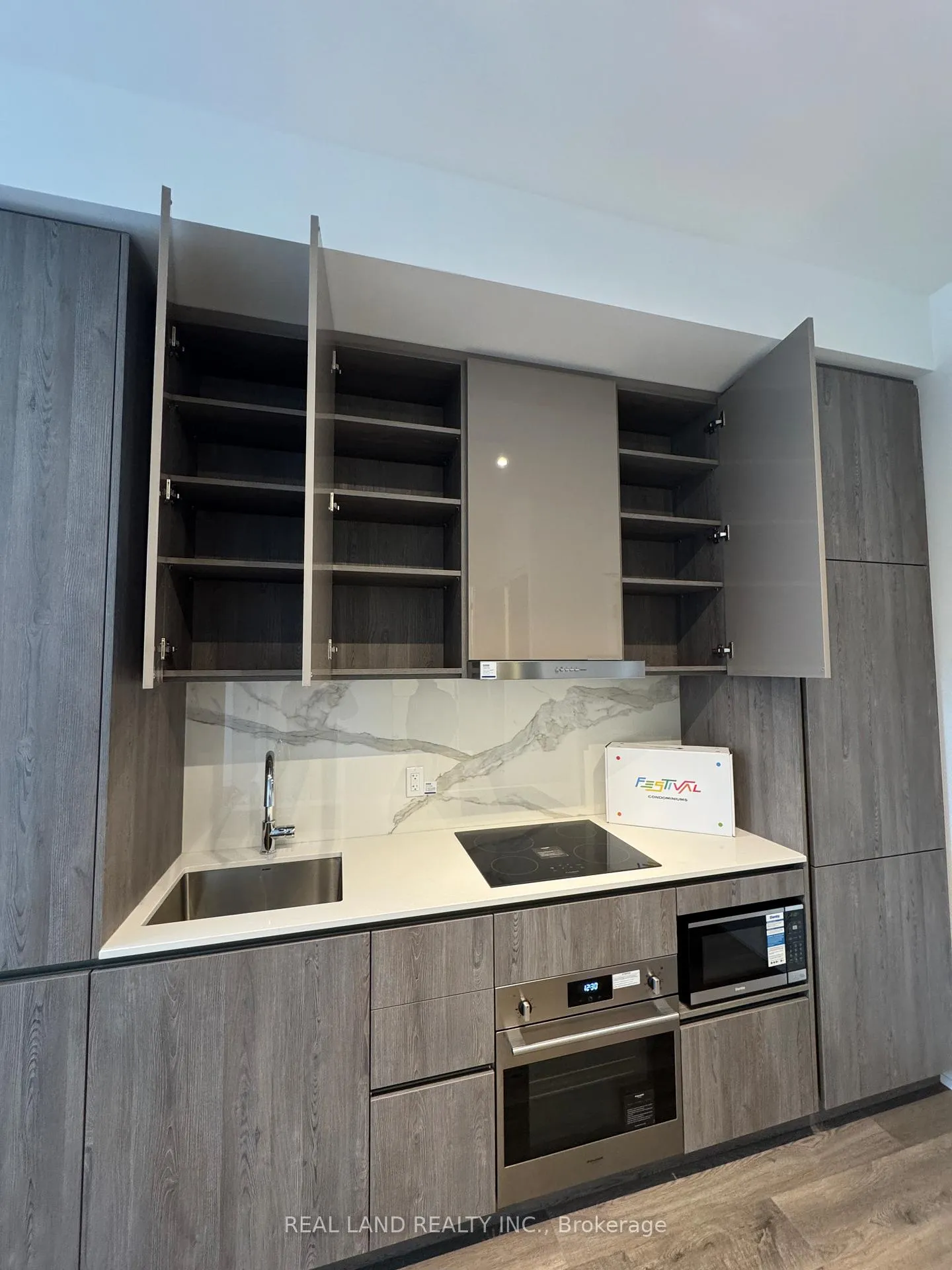 Photo 9 of Unit 3603, 8 Interchange Way, Vaughan, Vaughan Corporate Centre — HOMEH