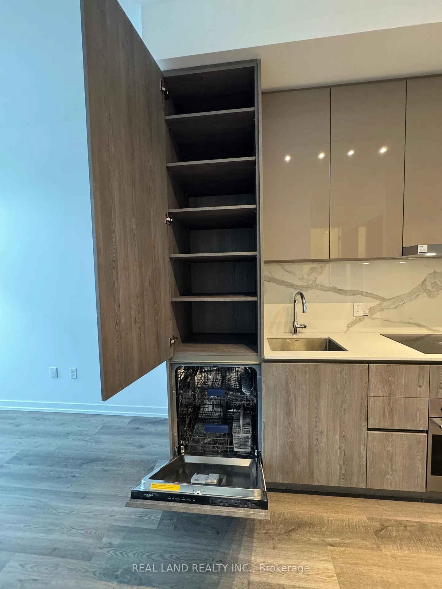 Photo 10 of Unit 3603, 8 Interchange Way, Vaughan, Vaughan Corporate Centre — HOMEH