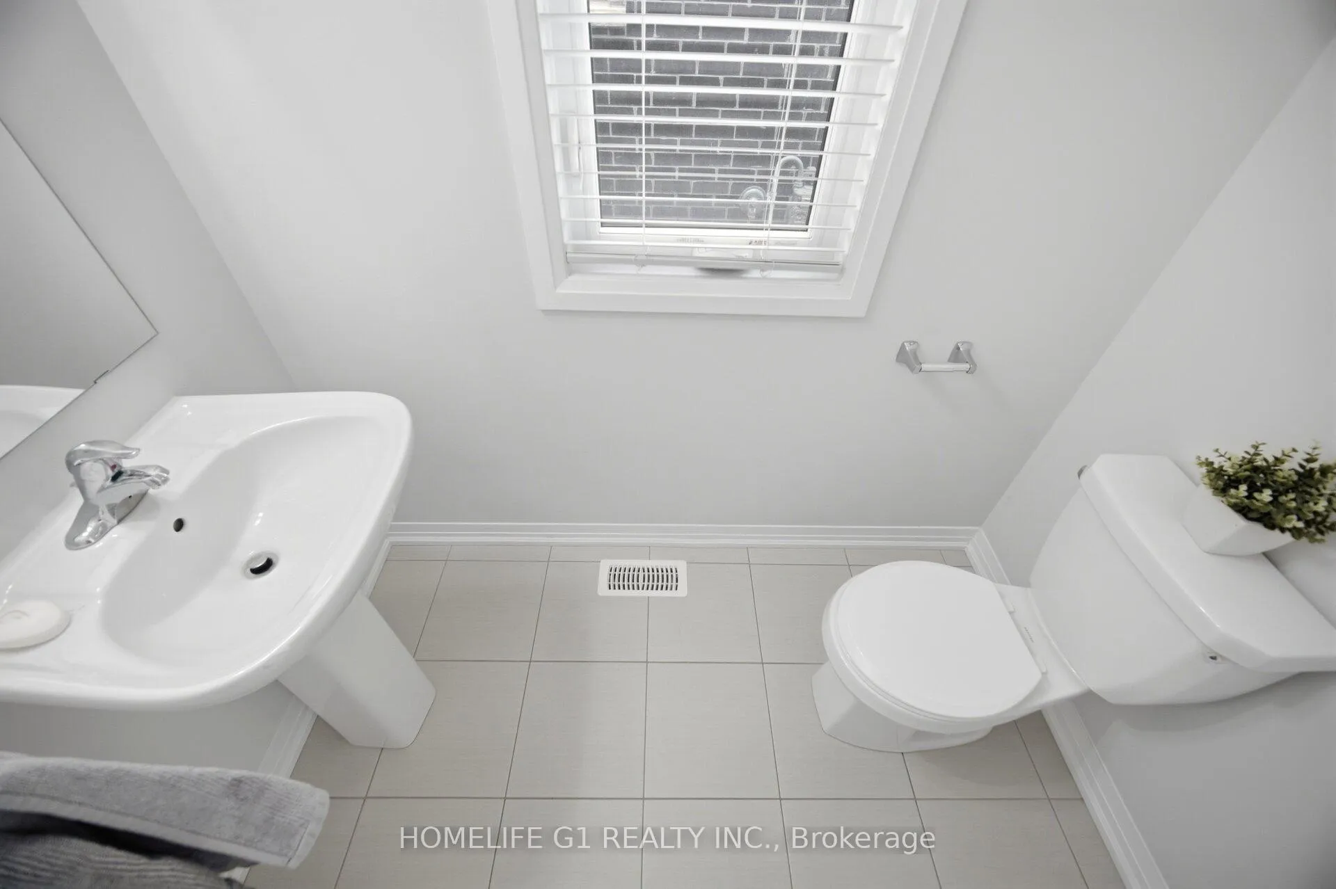 Photo 9 of 127 Fairey Crescent, Hamilton, Mount Hope — HOMEH