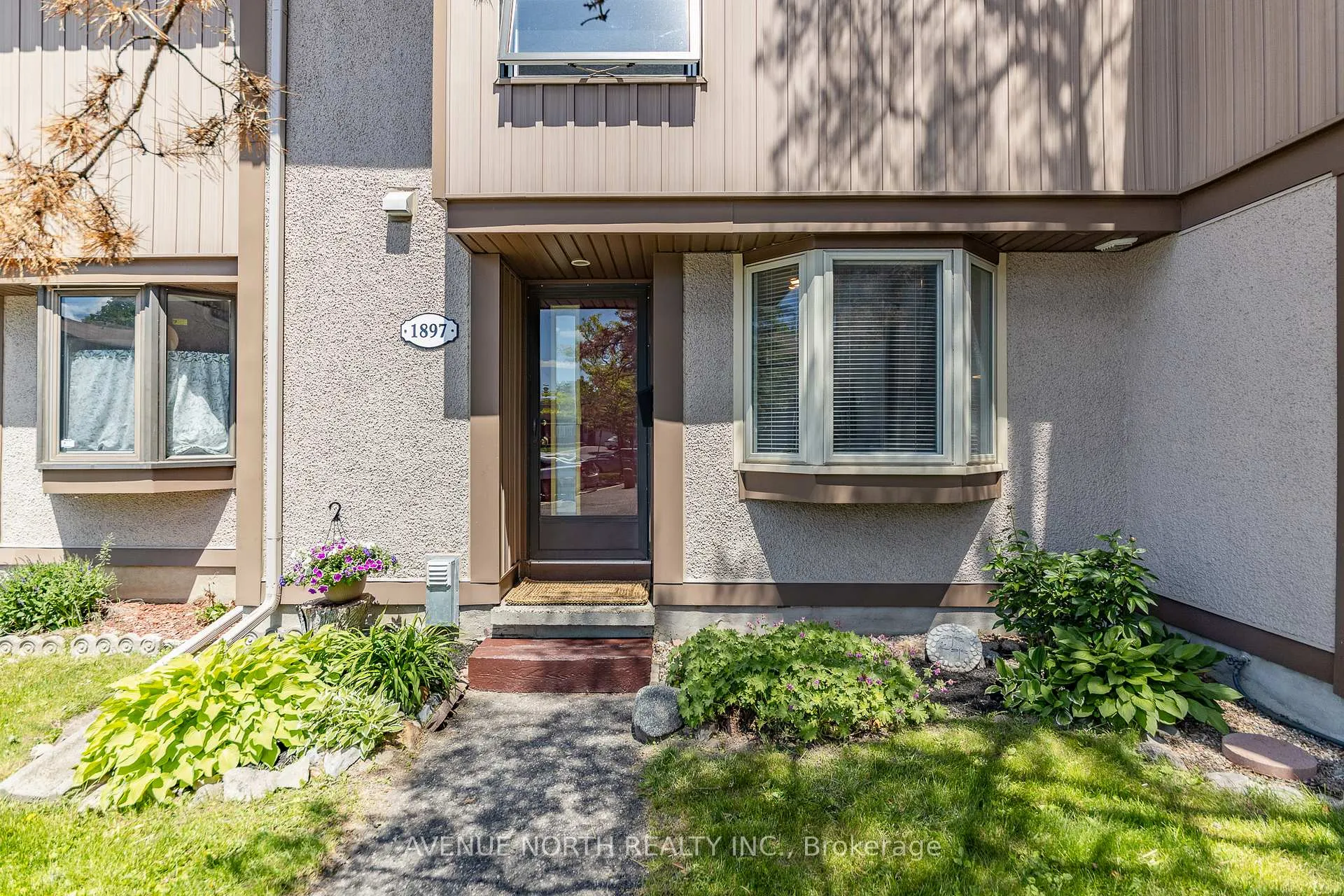 Photo 2 of 1897 Stonehenge Crescent, Ottawa, Pineview — HOMEH
