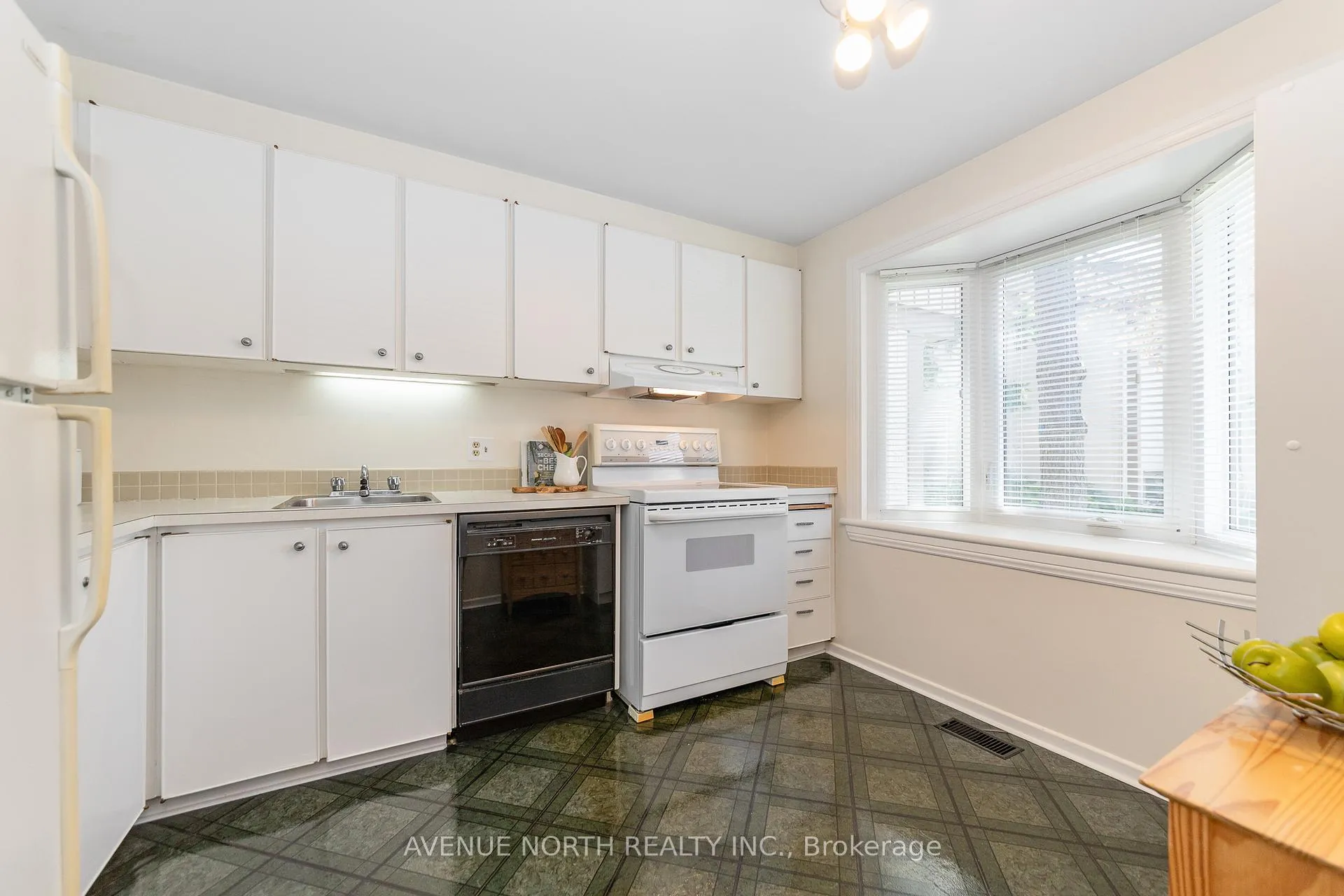 Photo 5 of 1897 Stonehenge Crescent, Ottawa, Pineview — HOMEH