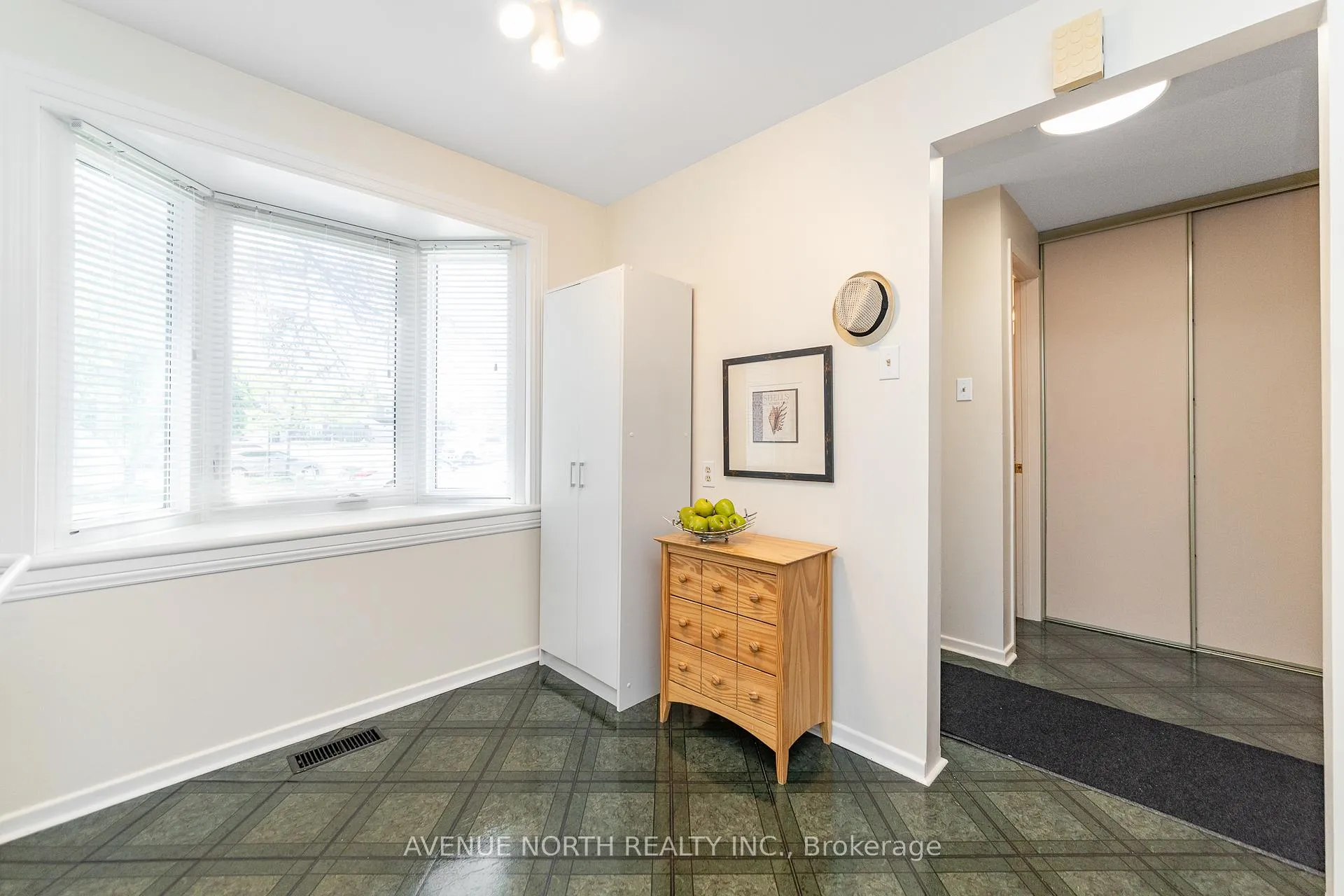 Photo 6 of 1897 Stonehenge Crescent, Ottawa, Pineview — HOMEH