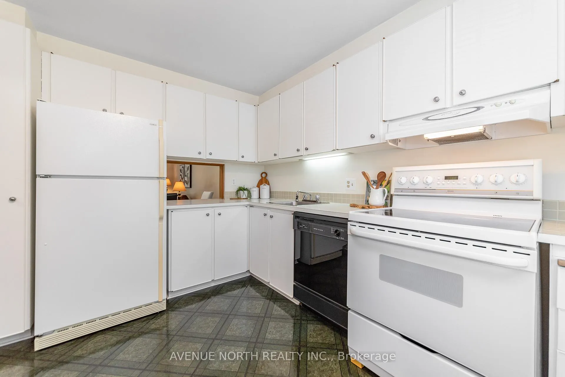 Photo 7 of 1897 Stonehenge Crescent, Ottawa, Pineview — HOMEH