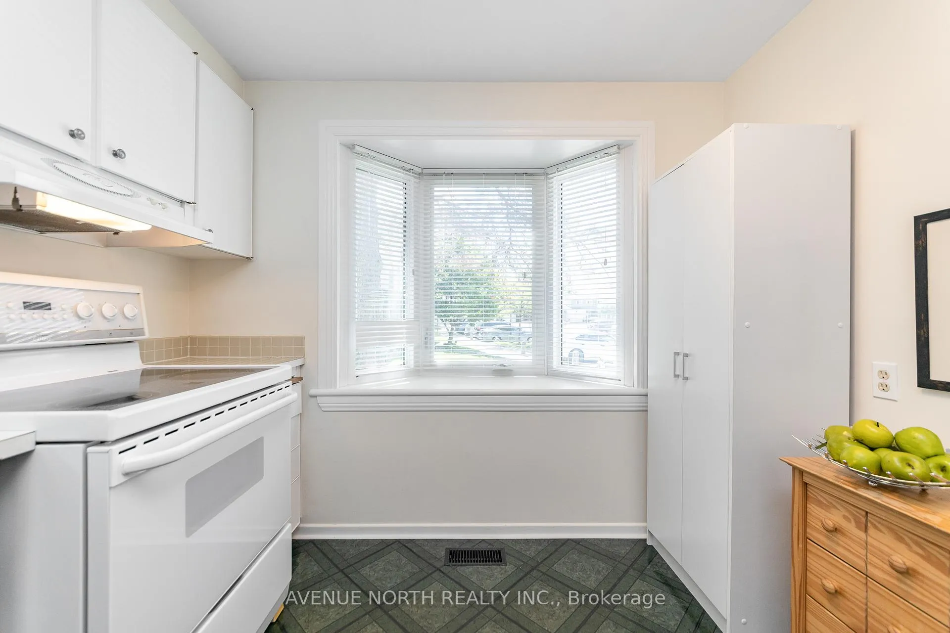 Photo 9 of 1897 Stonehenge Crescent, Ottawa, Pineview — HOMEH