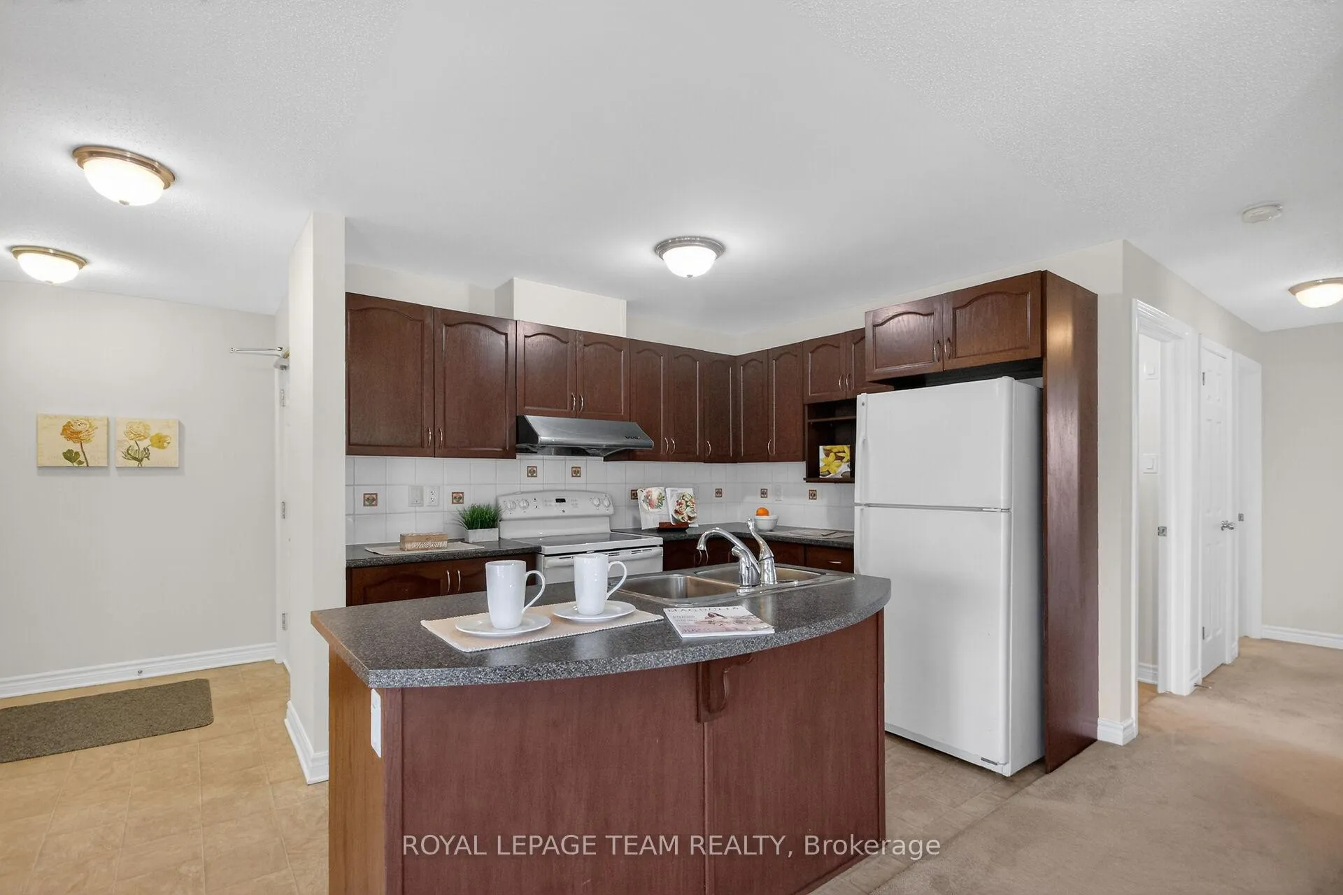 Photo 3 of Unit 7, 176 Paseo Private, Ottawa, Centrepointe — HOMEH