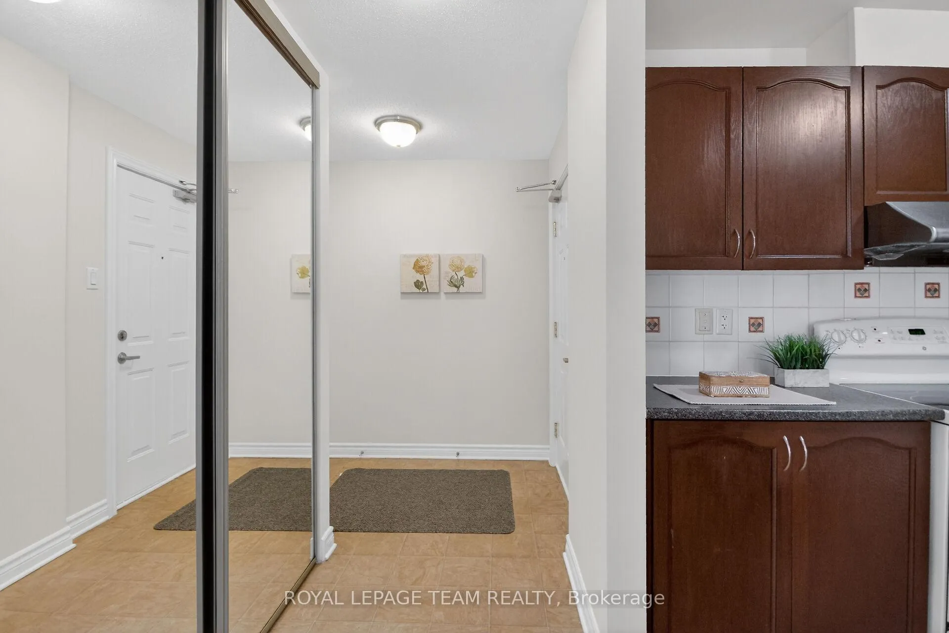 Photo 10 of Unit 7, 176 Paseo Private, Ottawa, Centrepointe — HOMEH