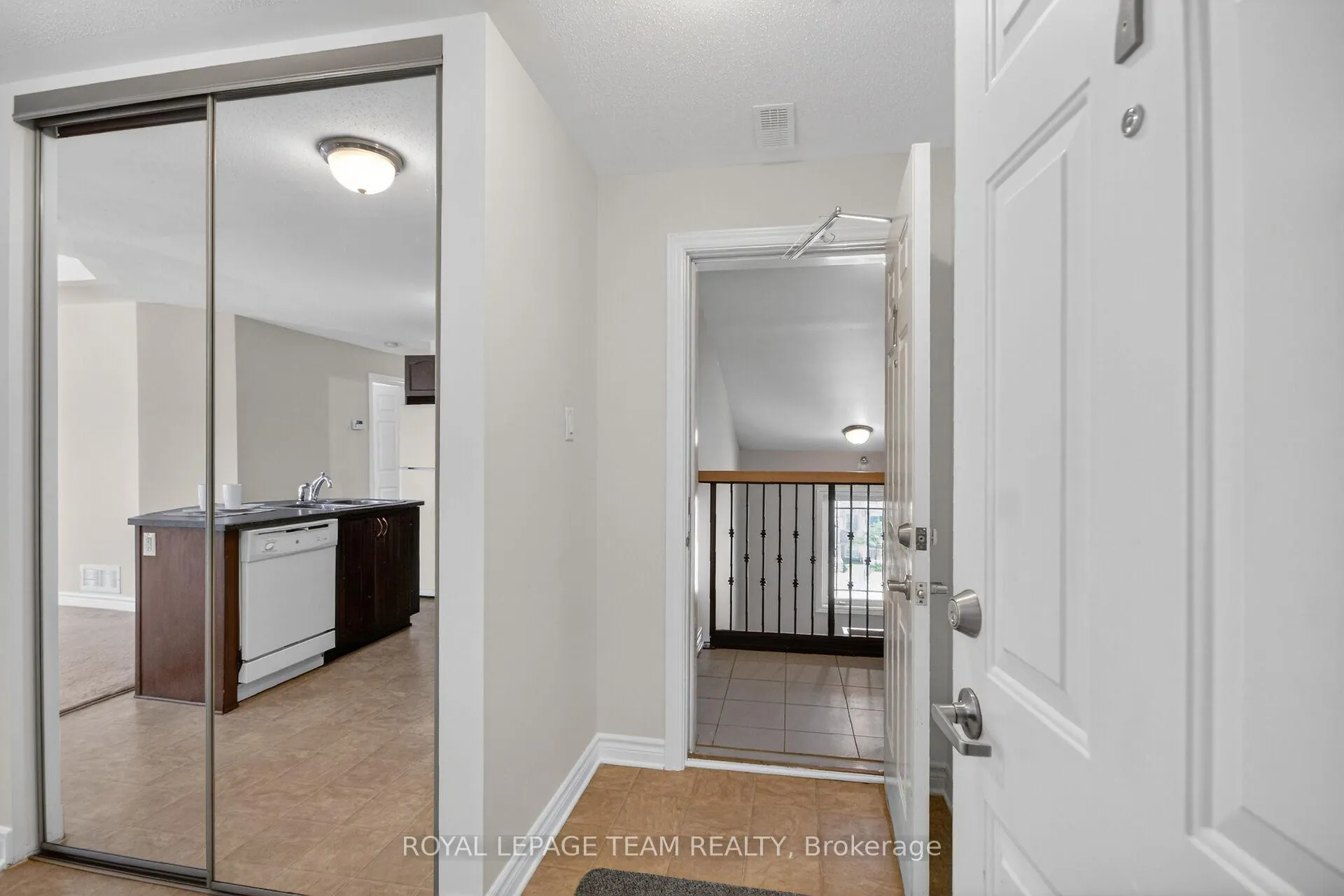 Photo 11 of Unit 7, 176 Paseo Private, Ottawa, Centrepointe — HOMEH