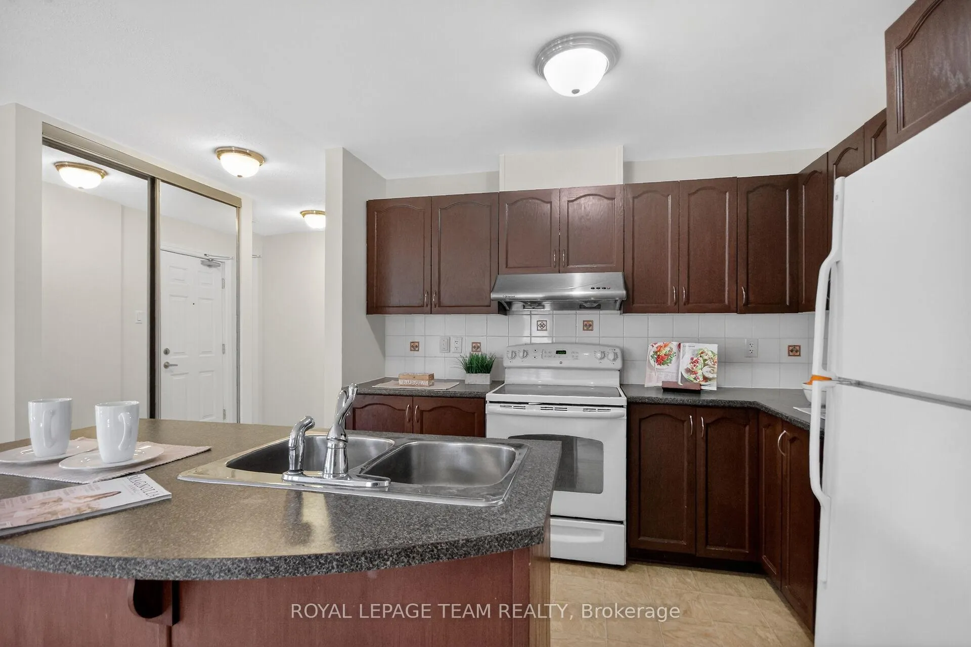Photo 21 of Unit 7, 176 Paseo Private, Ottawa, Centrepointe — HOMEH