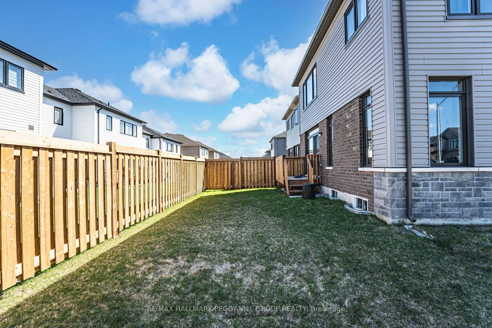 Photo 2 of 52 Durham Avenue, Barrie, Rural Barrie Southeast — HOMEH