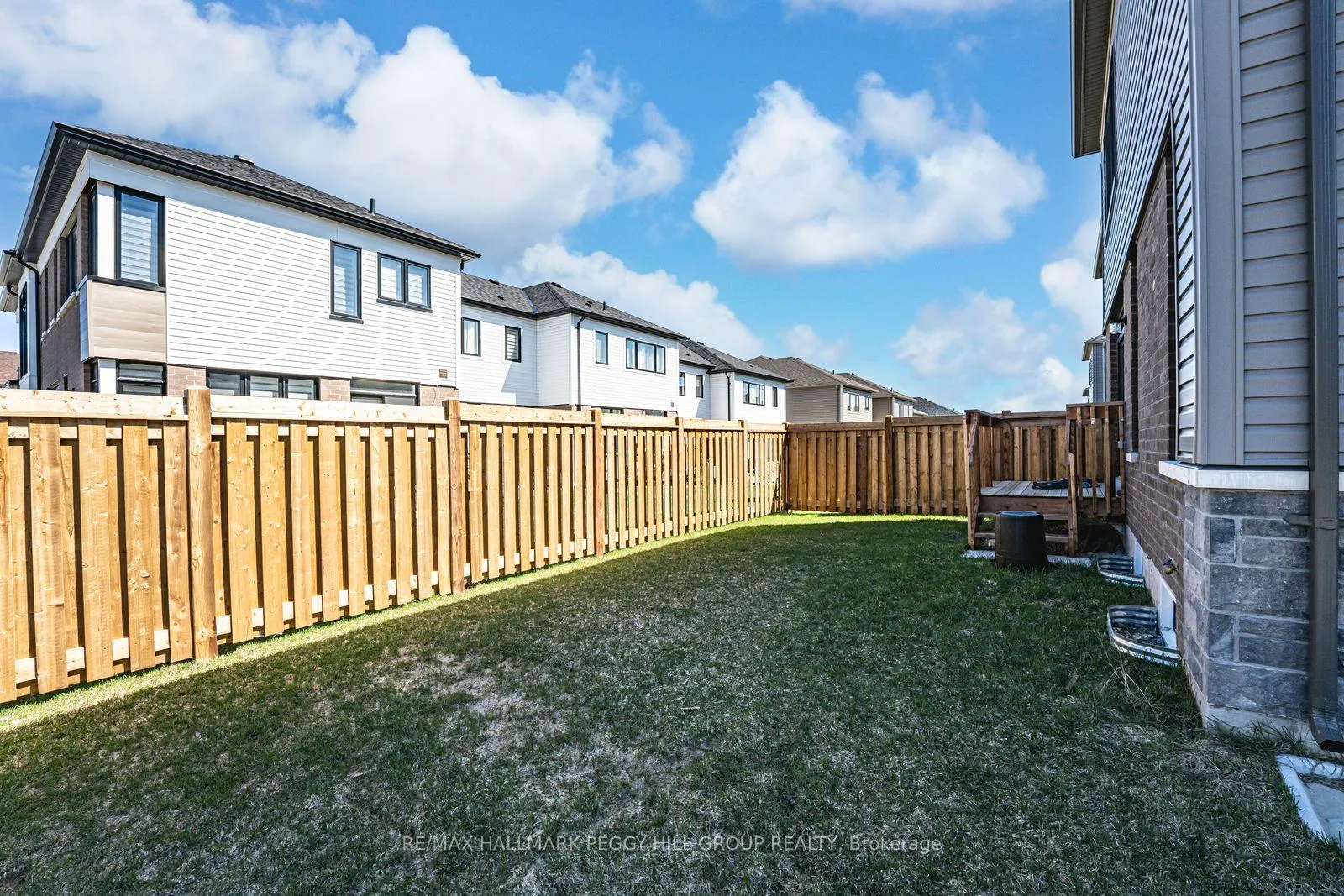 Photo 3 of 52 Durham Avenue, Barrie, Rural Barrie Southeast — HOMEH