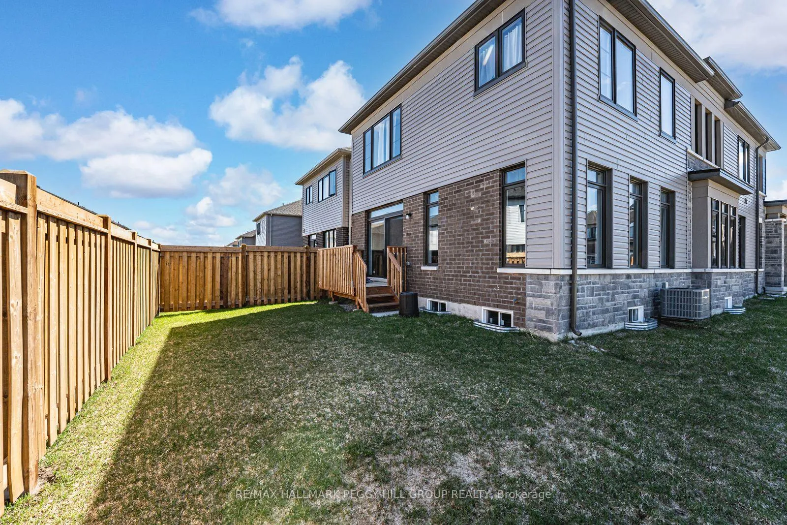 Photo 4 of 52 Durham Avenue, Barrie, Rural Barrie Southeast — HOMEH