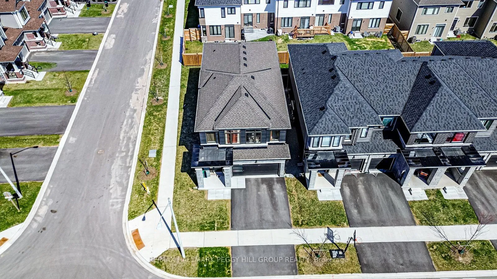 Photo 5 of 52 Durham Avenue, Barrie, Rural Barrie Southeast — HOMEH