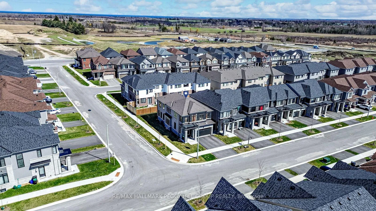 Photo 6 of 52 Durham Avenue, Barrie, Rural Barrie Southeast — HOMEH